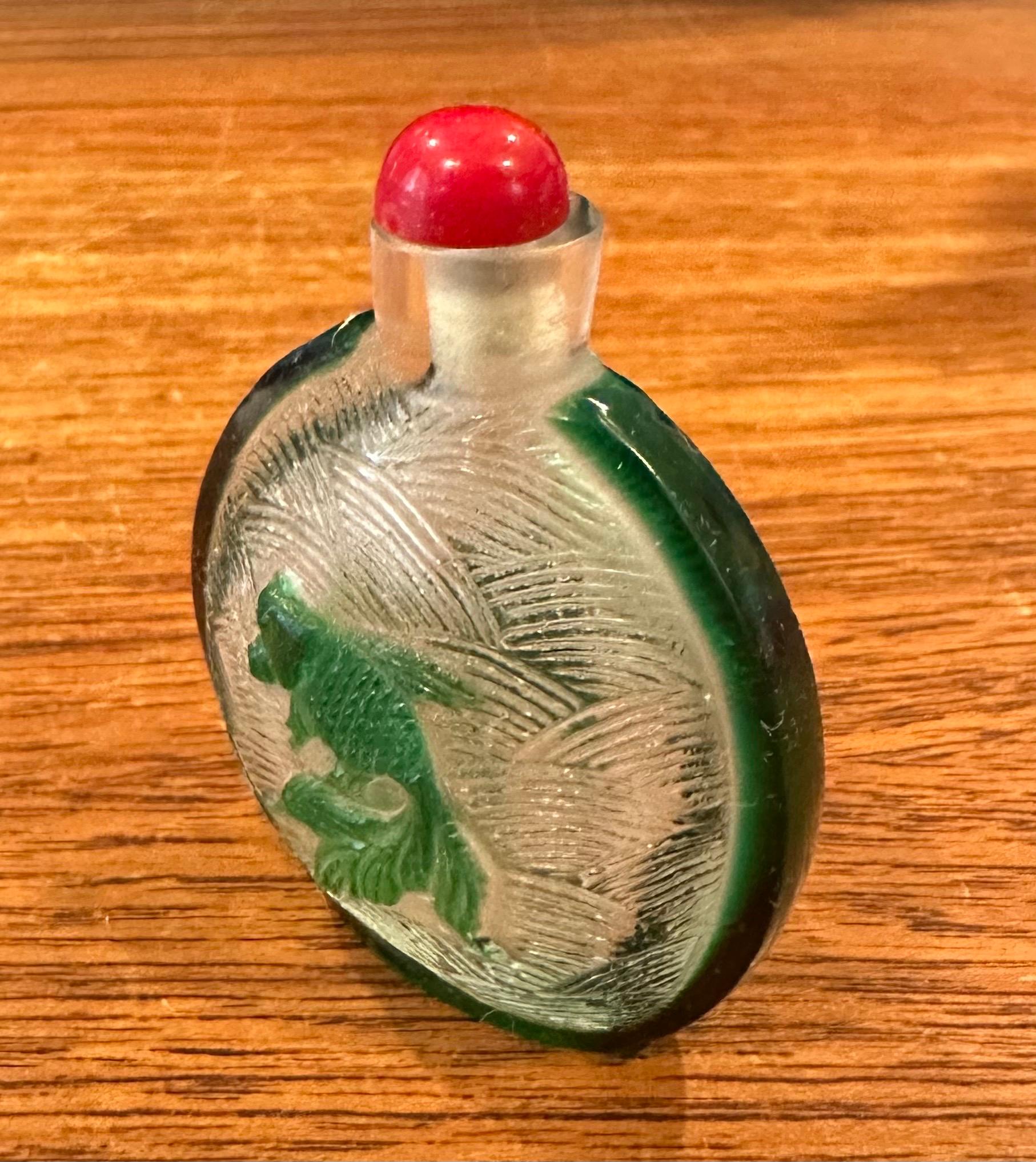 Tabatière chinoise vintage en verre vert en relief de tortue et de poisson koï Bon état - En vente à San Diego, CA