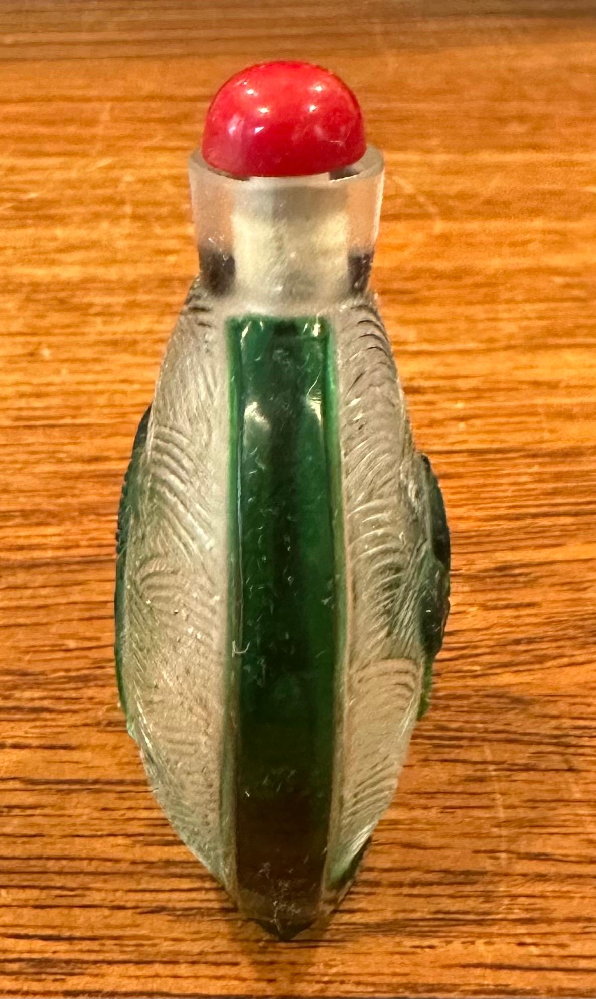 20ième siècle Tabatière chinoise vintage en verre vert en relief de tortue et de poisson koï en vente