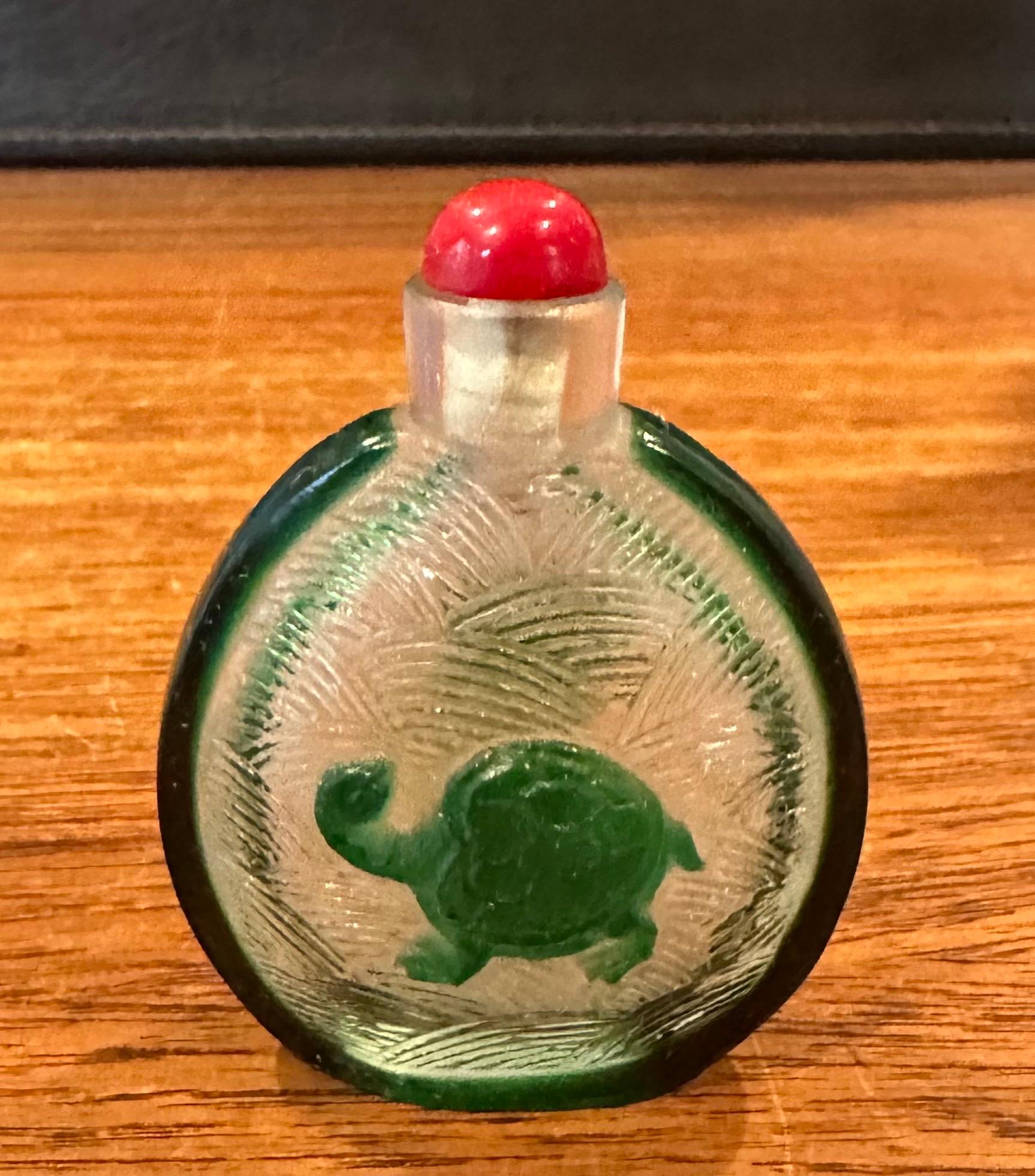 Verre Tabatière chinoise vintage en verre vert en relief de tortue et de poisson koï en vente