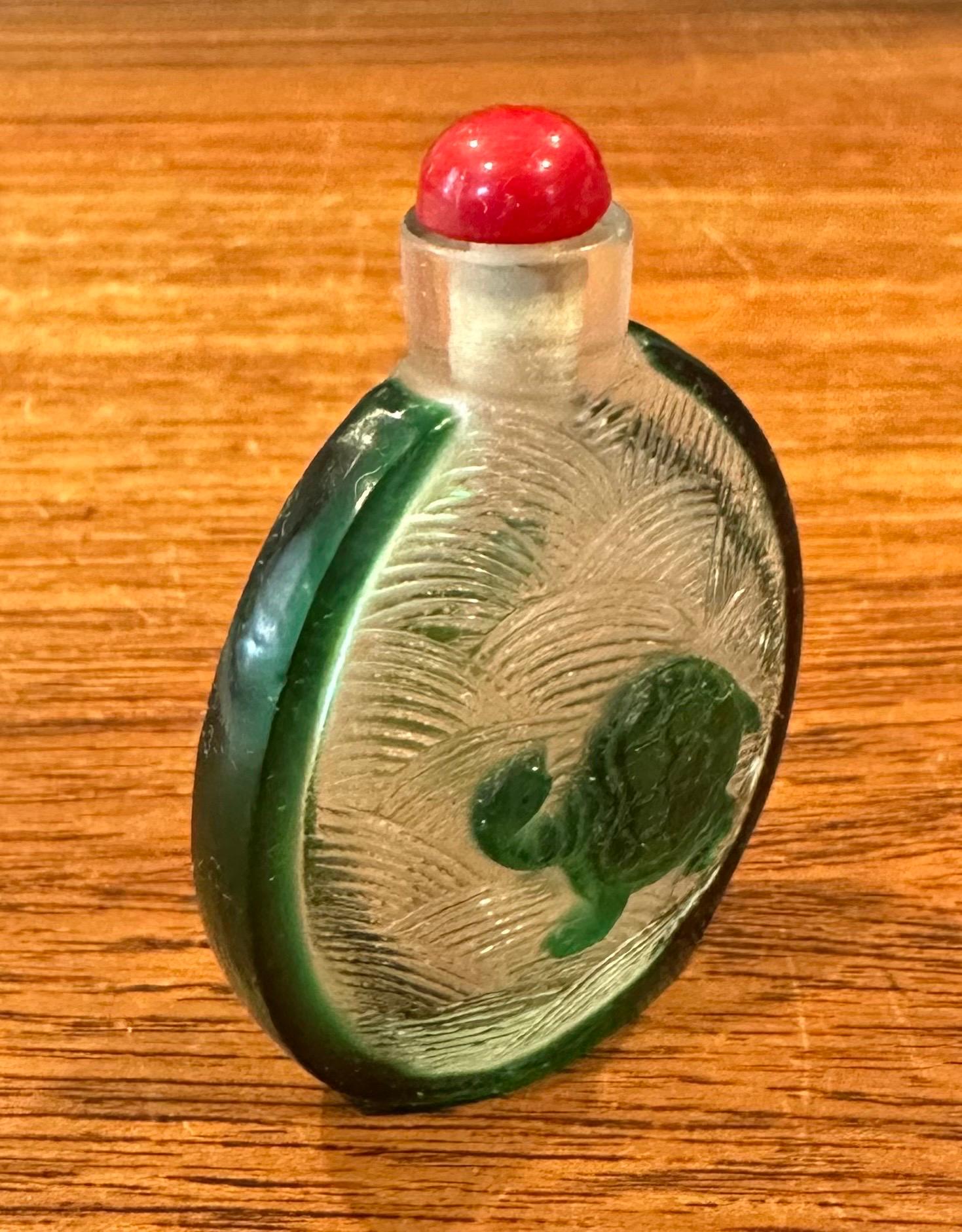 Tabatière chinoise vintage en verre vert en relief de tortue et de poisson koï en vente 1