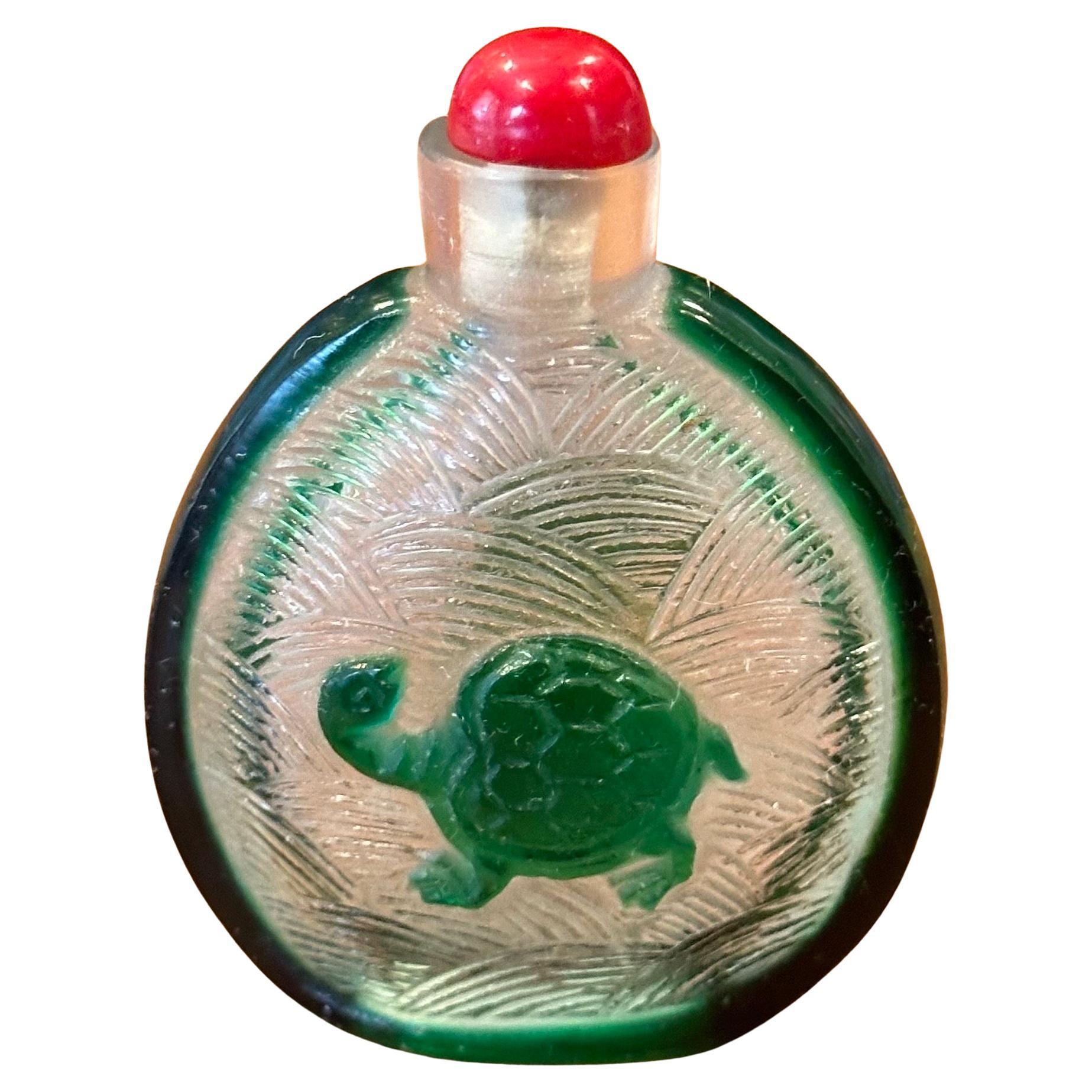 Chinesische Schnupftabakflasche aus grünem Glas mit Schmetterlings- und Koi-Fischrelief in Grün