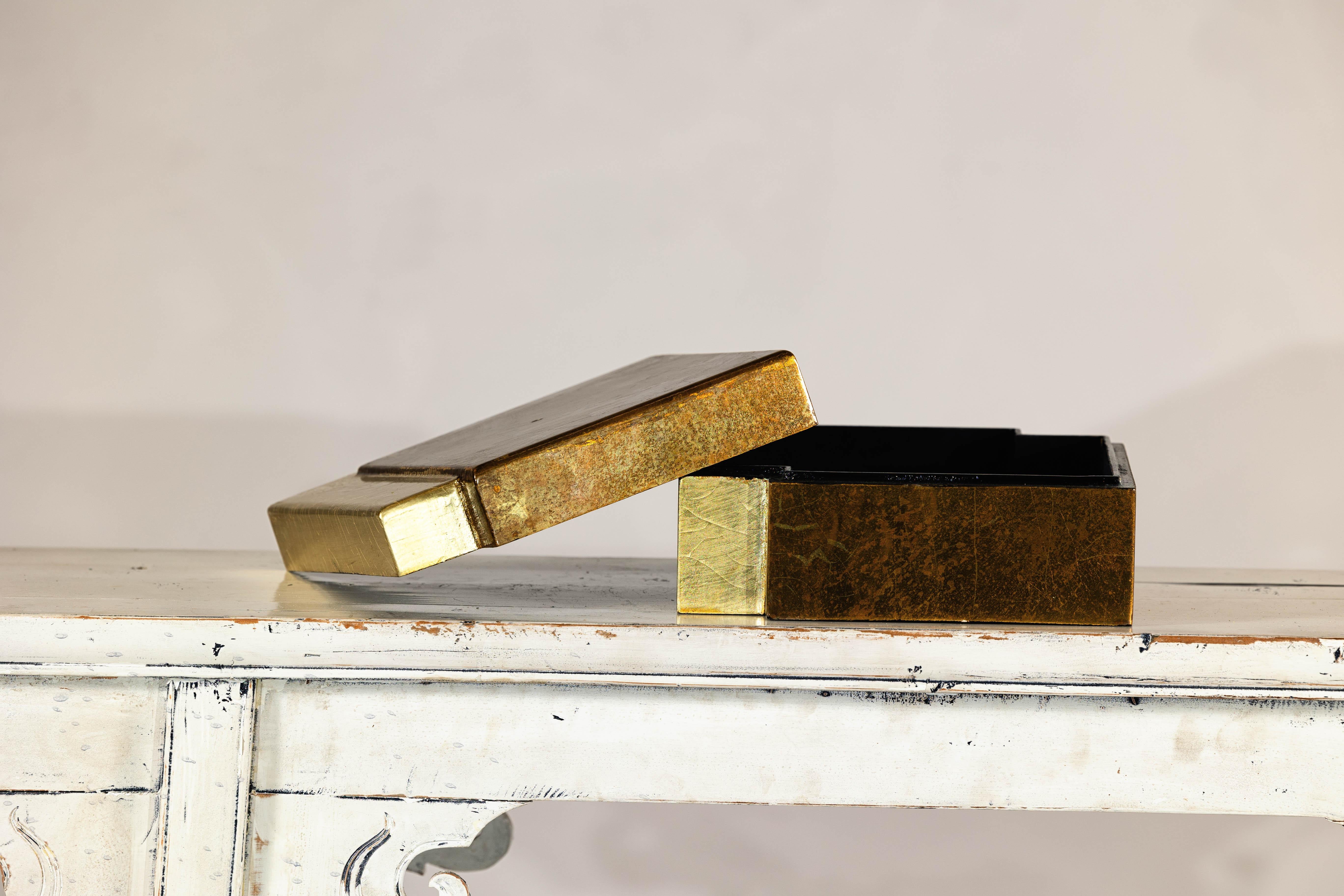 Vintage Chinese Two-Toned Gilded Wooden Box – Decorative Storage Accent Piece For Sale 6