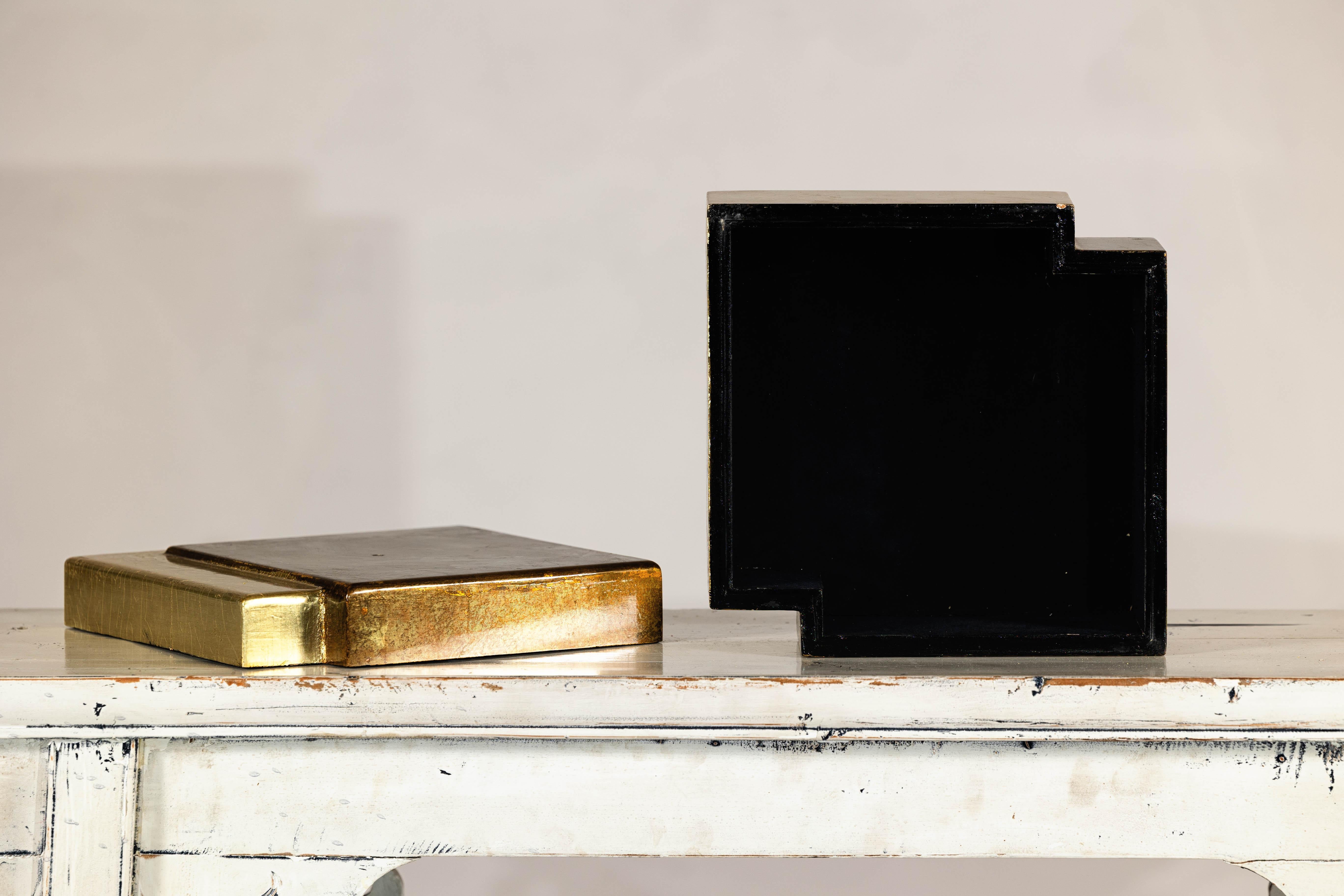 Vintage Chinese Two-Toned Gilded Wooden Box – Decorative Storage Accent Piece For Sale 7