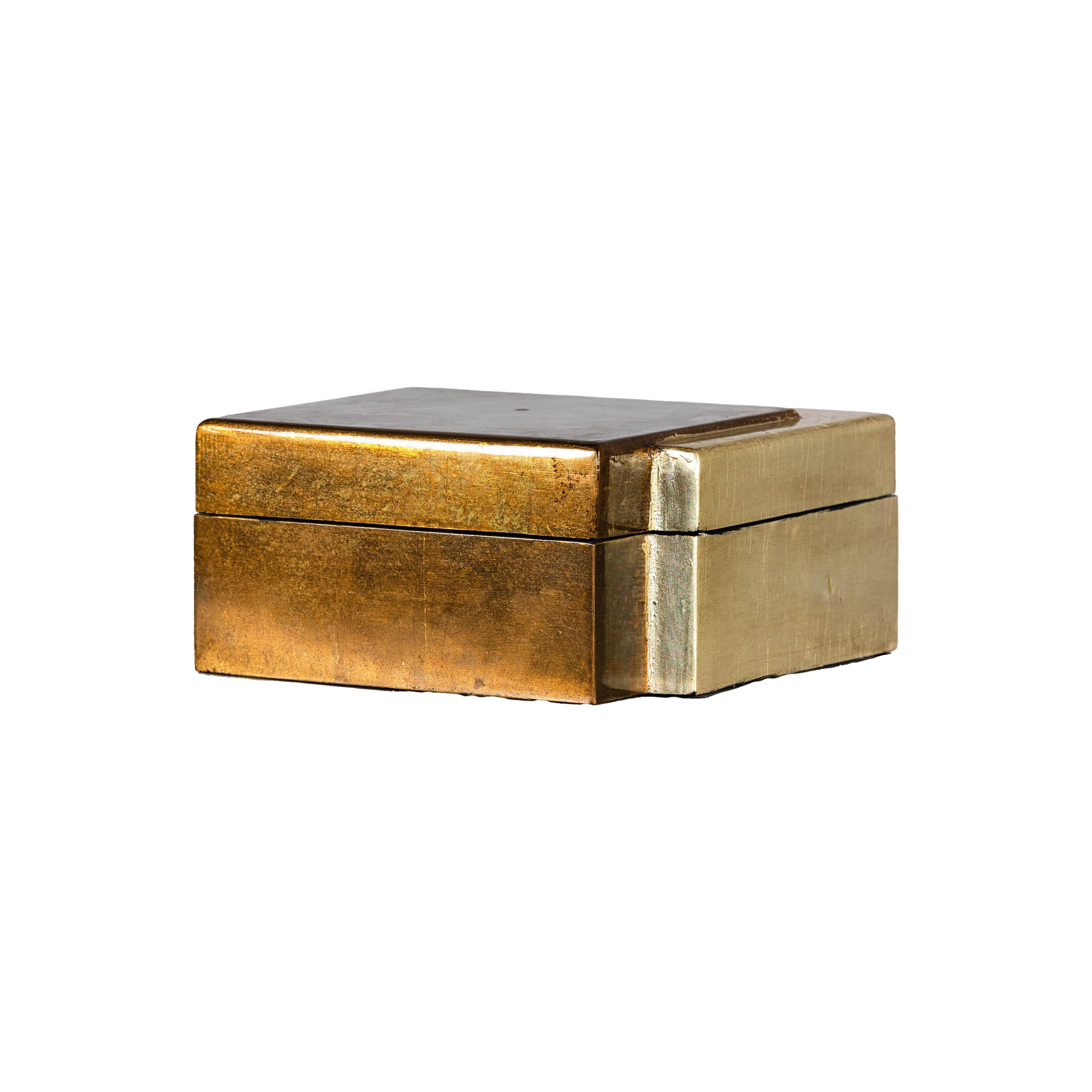 Vintage Chinese Two-Toned Gilded Wooden Box – Decorative Storage Accent Piece For Sale 1
