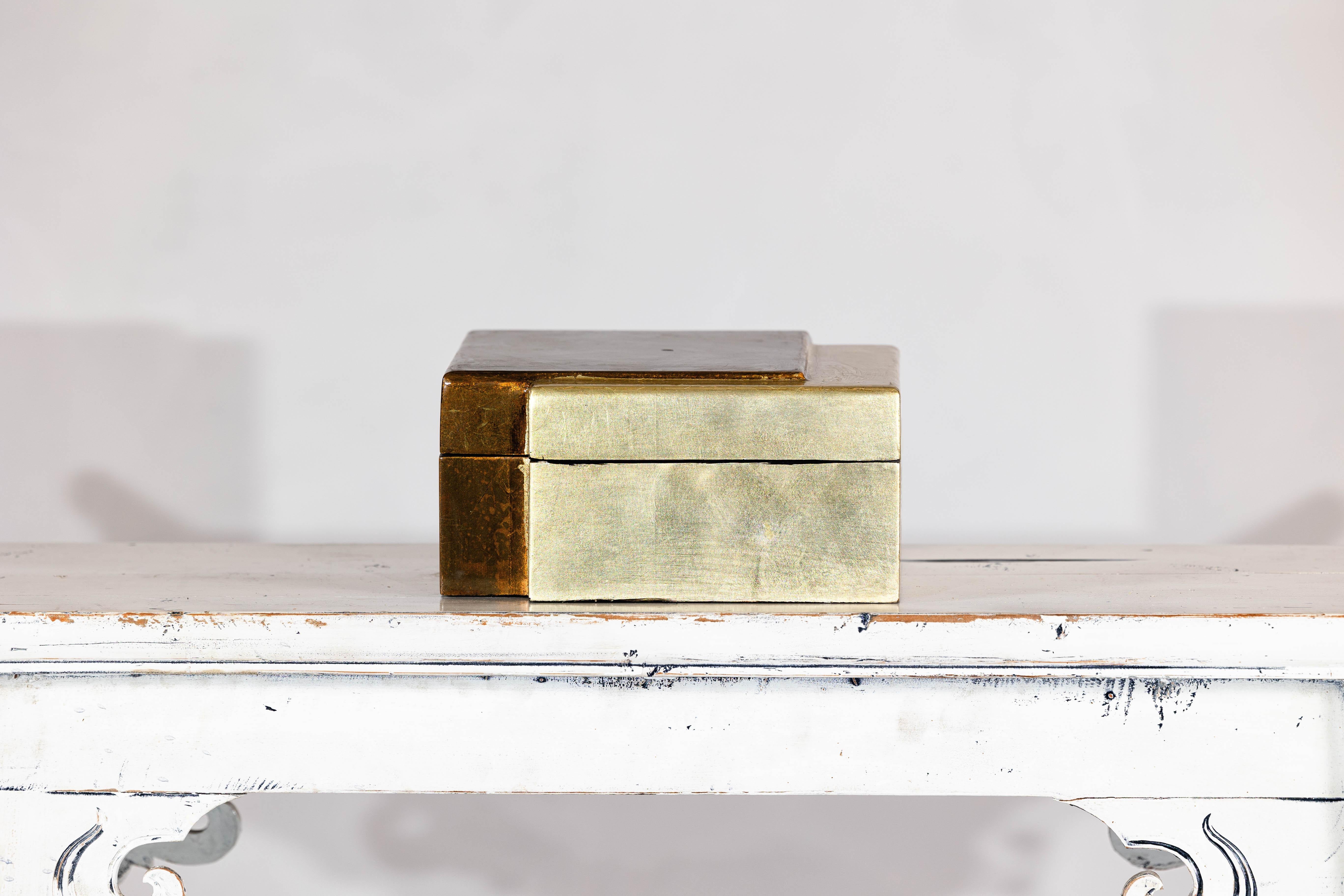 Vintage Chinese Two-Toned Gilded Wooden Box – Decorative Storage Accent Piece For Sale 2