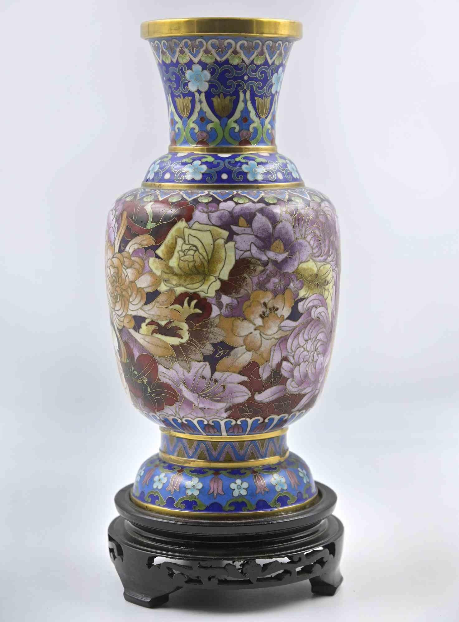 Vintage Chinese vase early 20th century

Ceramic and metal on a wooden base.

Measures: 31x13 cm.