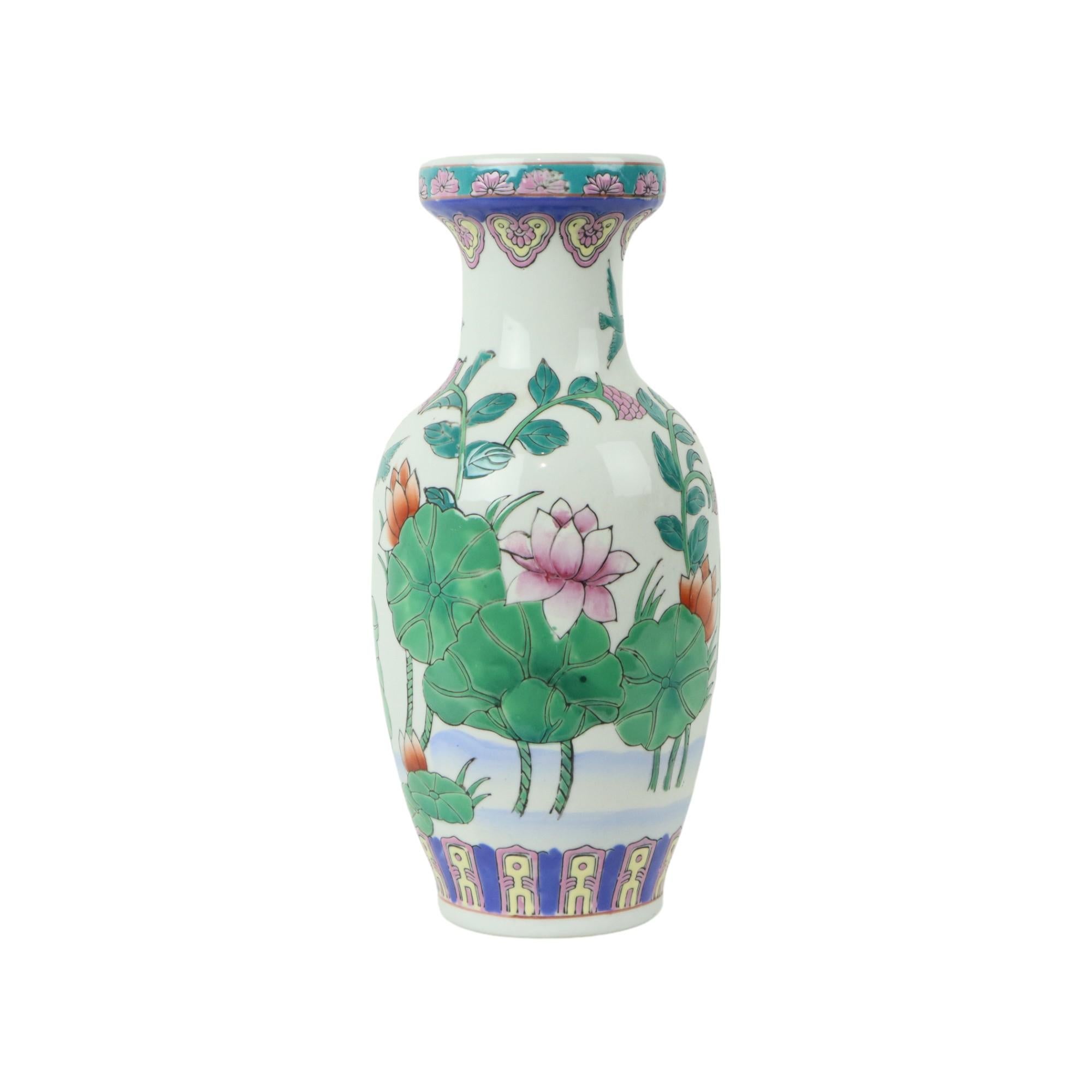 Vaso cinese d'epoca con ninfee e uccelli come immagine, rifinito con motivi nella parte superiore e inferiore, realizzato in porcellana smaltata, seconda metà del XX secolo, contrassegnato nella parte inferiore con un timbro rosso Made in China.

In