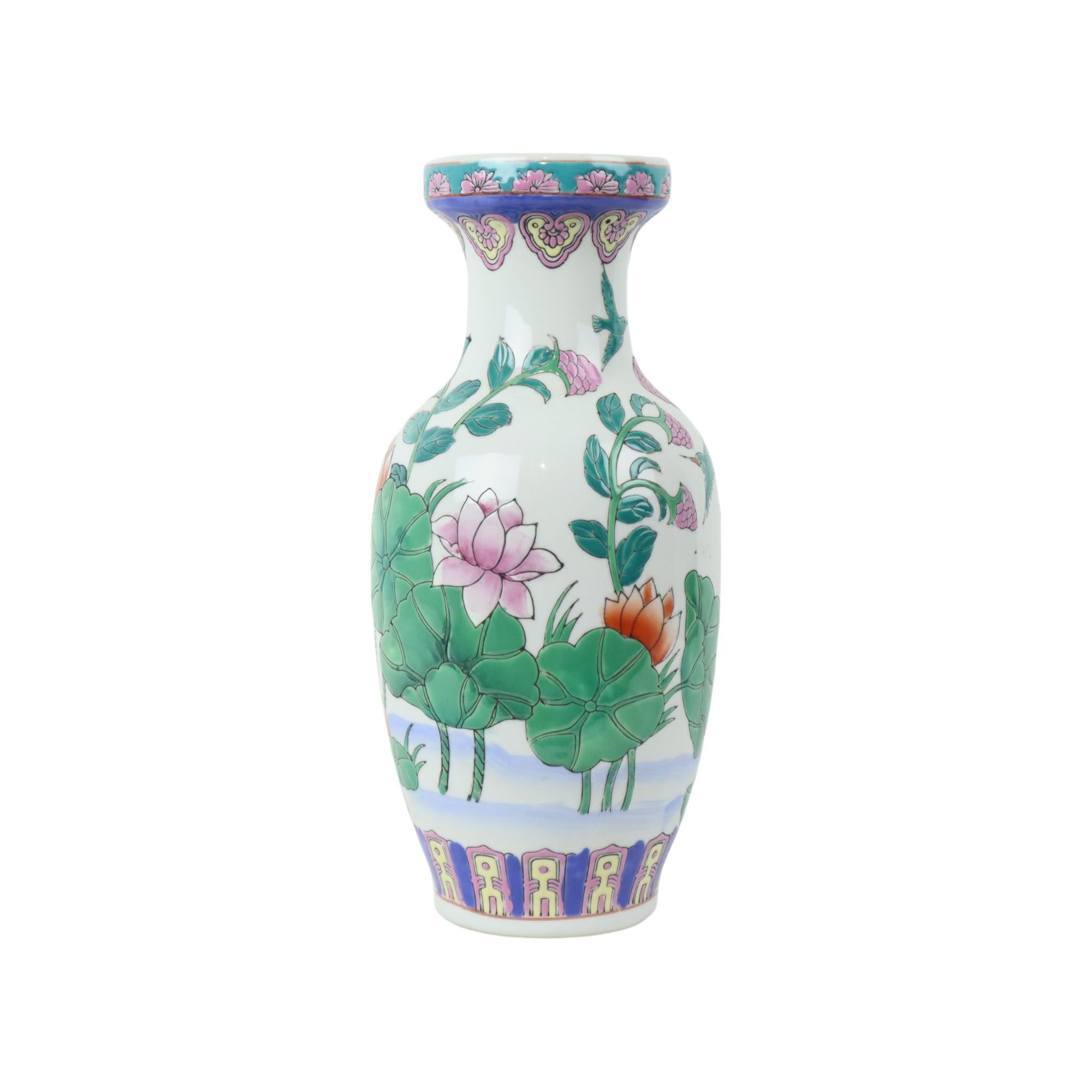 Vaso cinese d'epoca con ninfee in porcellana smaltata 32 cm In condizioni ottime in vendita a Poperinge, BE