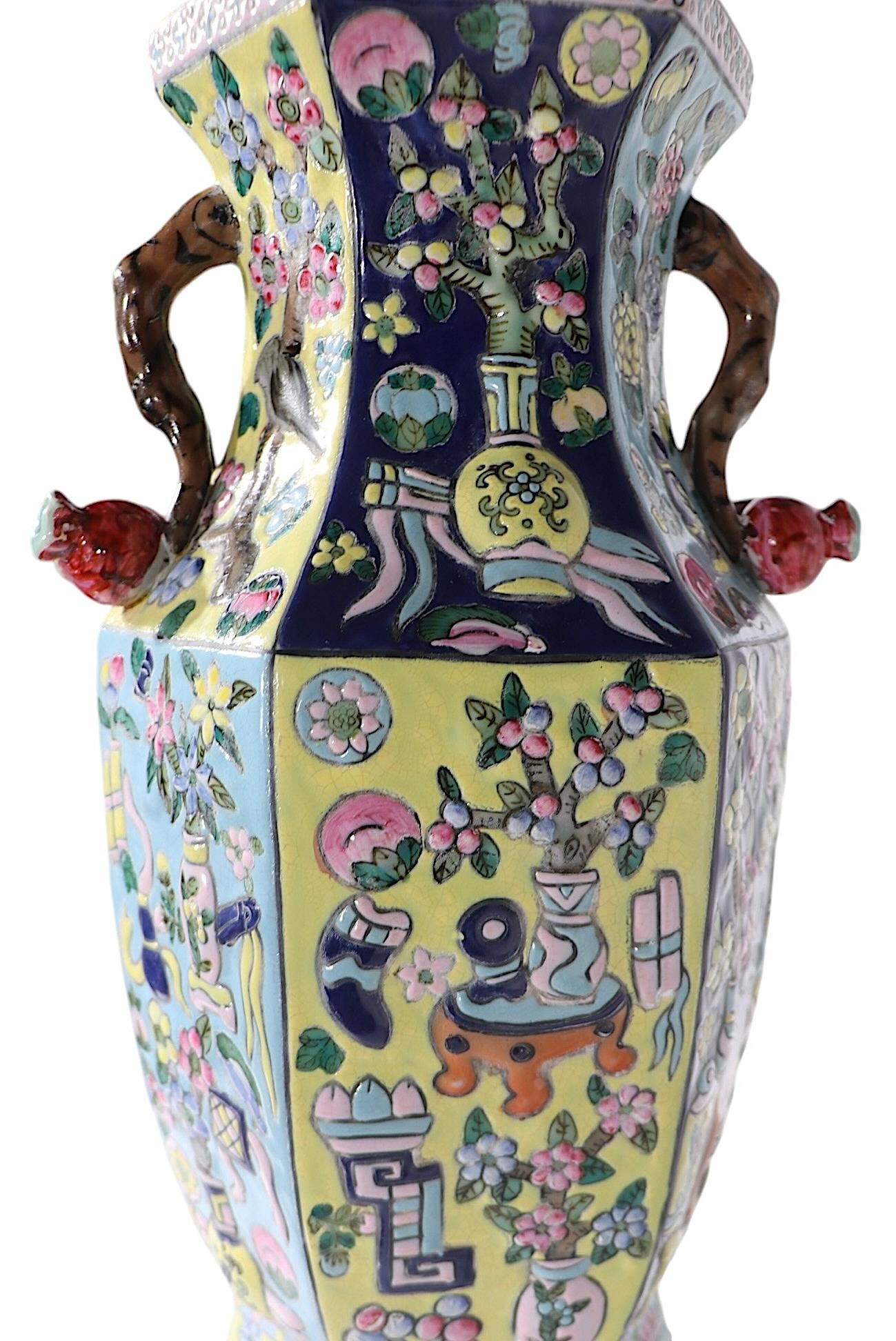 Vaso cinese d'epoca con montatura in lucite di Richard Lindley, 1970/2000 ca. in vendita 3