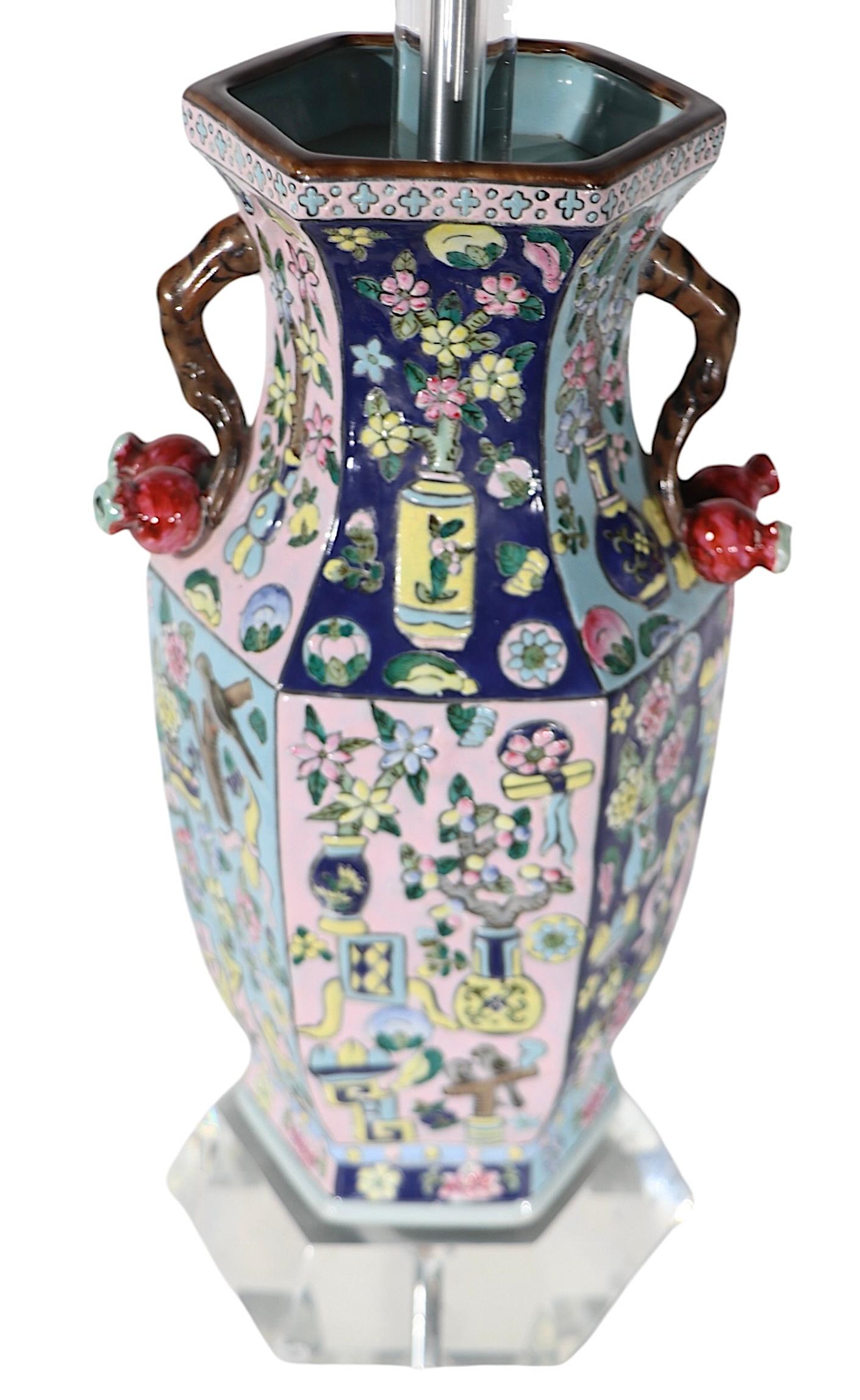 Vaso cinese d'epoca con montatura in lucite di Richard Lindley, 1970/2000 ca. in vendita 13