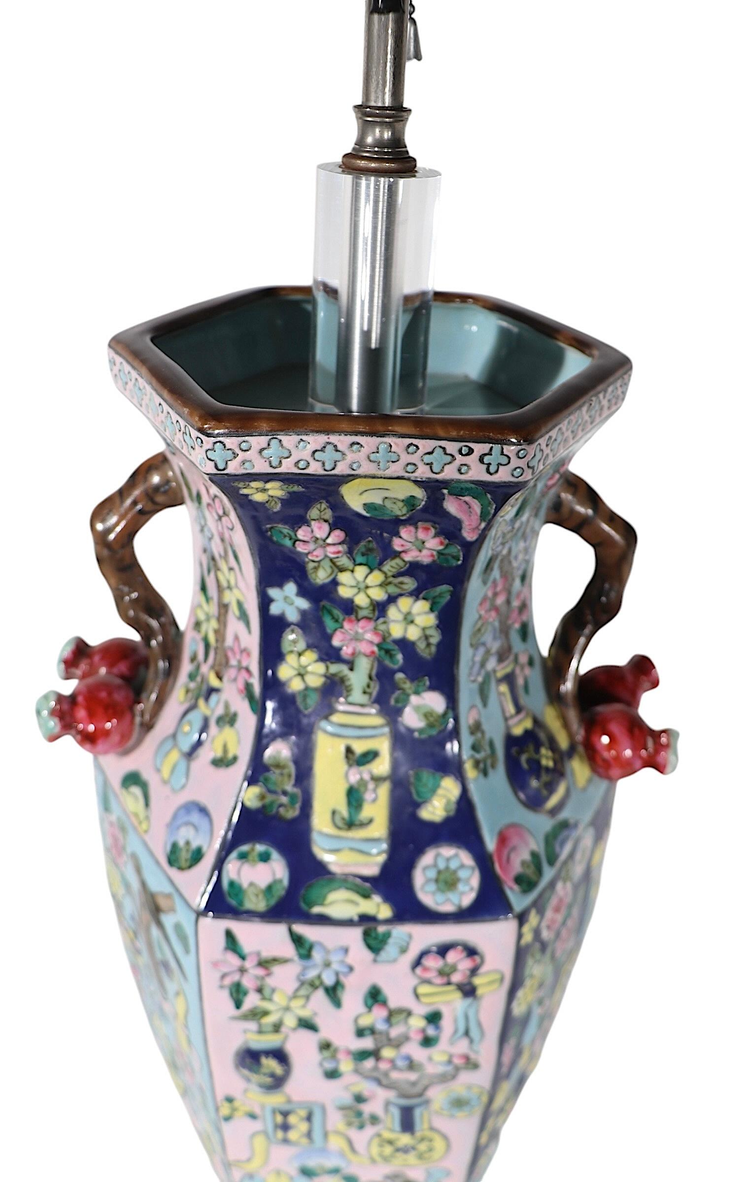 Hollywood Regency Vaso cinese d'epoca con montatura in lucite di Richard Lindley, 1970/2000 ca. in vendita