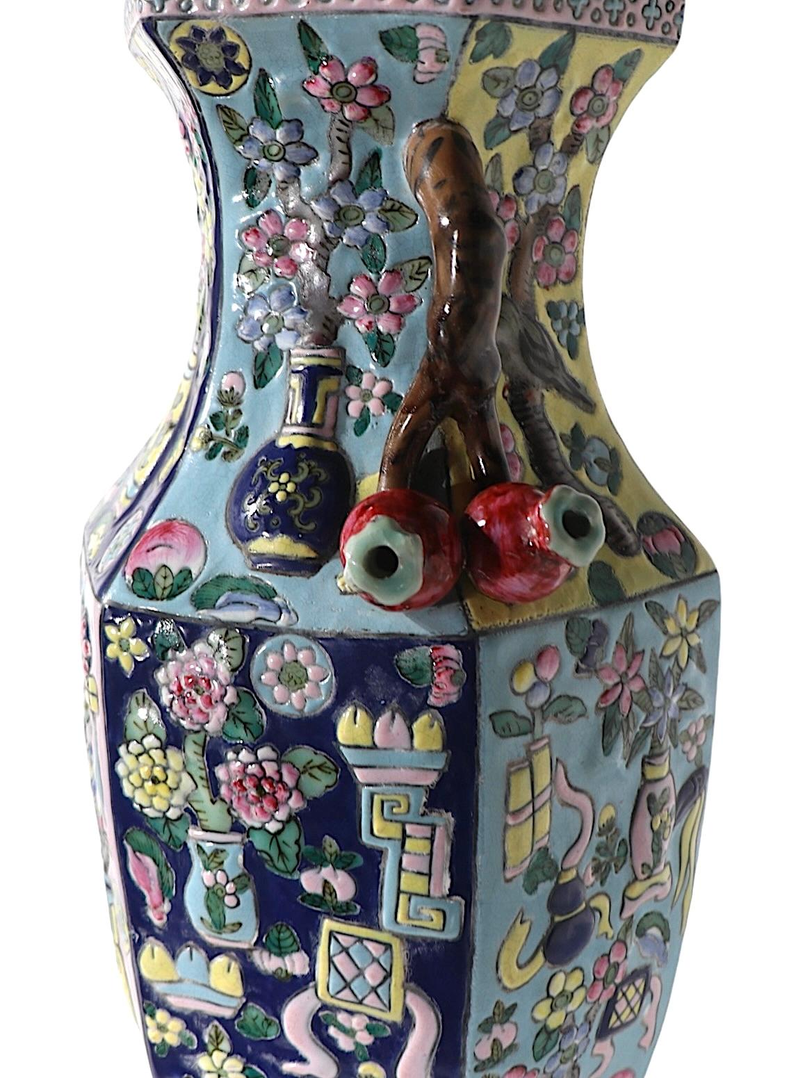 Ceramica Vaso cinese d'epoca con montatura in lucite di Richard Lindley, 1970/2000 ca. in vendita