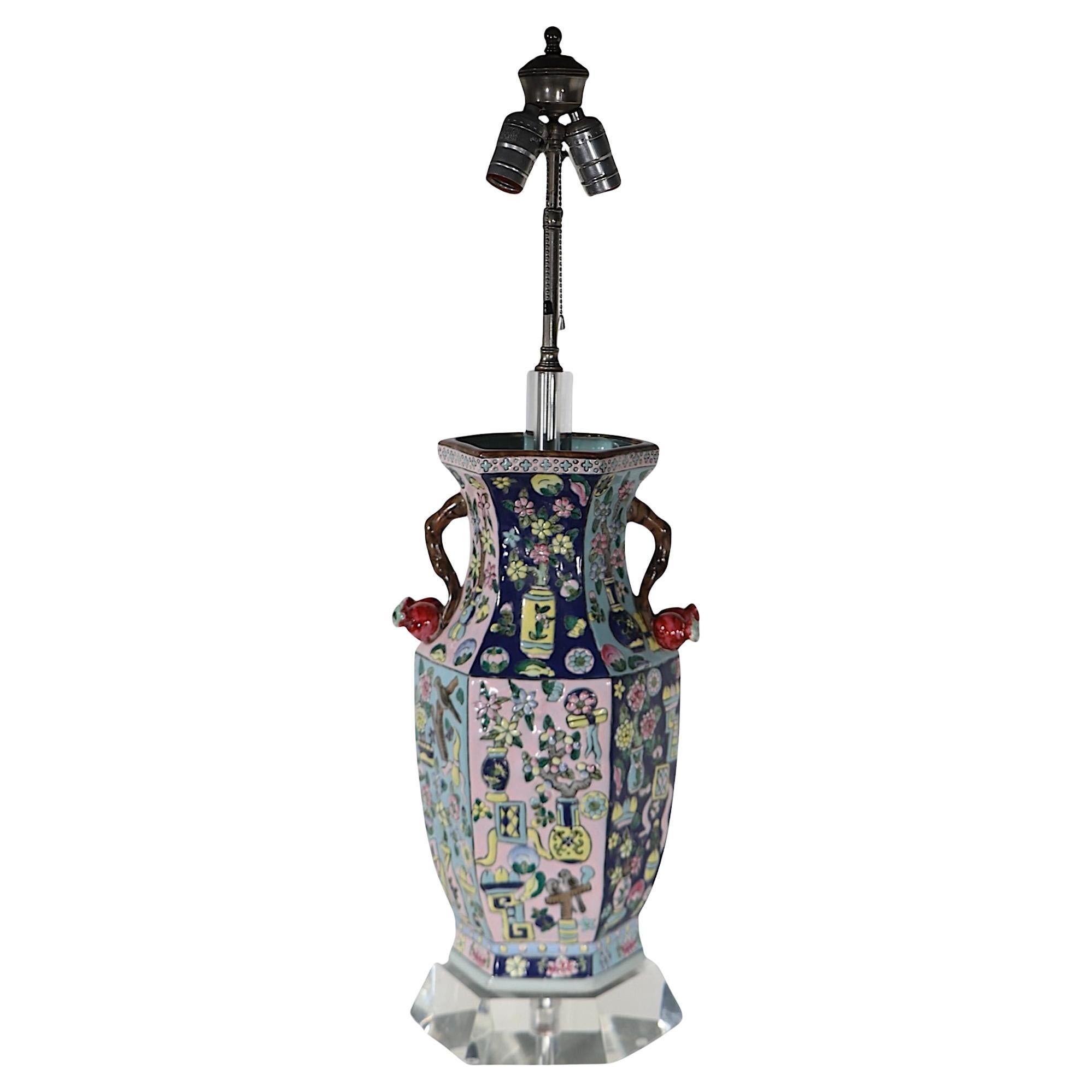 Vaso cinese d'epoca con montatura in lucite di Richard Lindley, 1970/2000 ca. in vendita