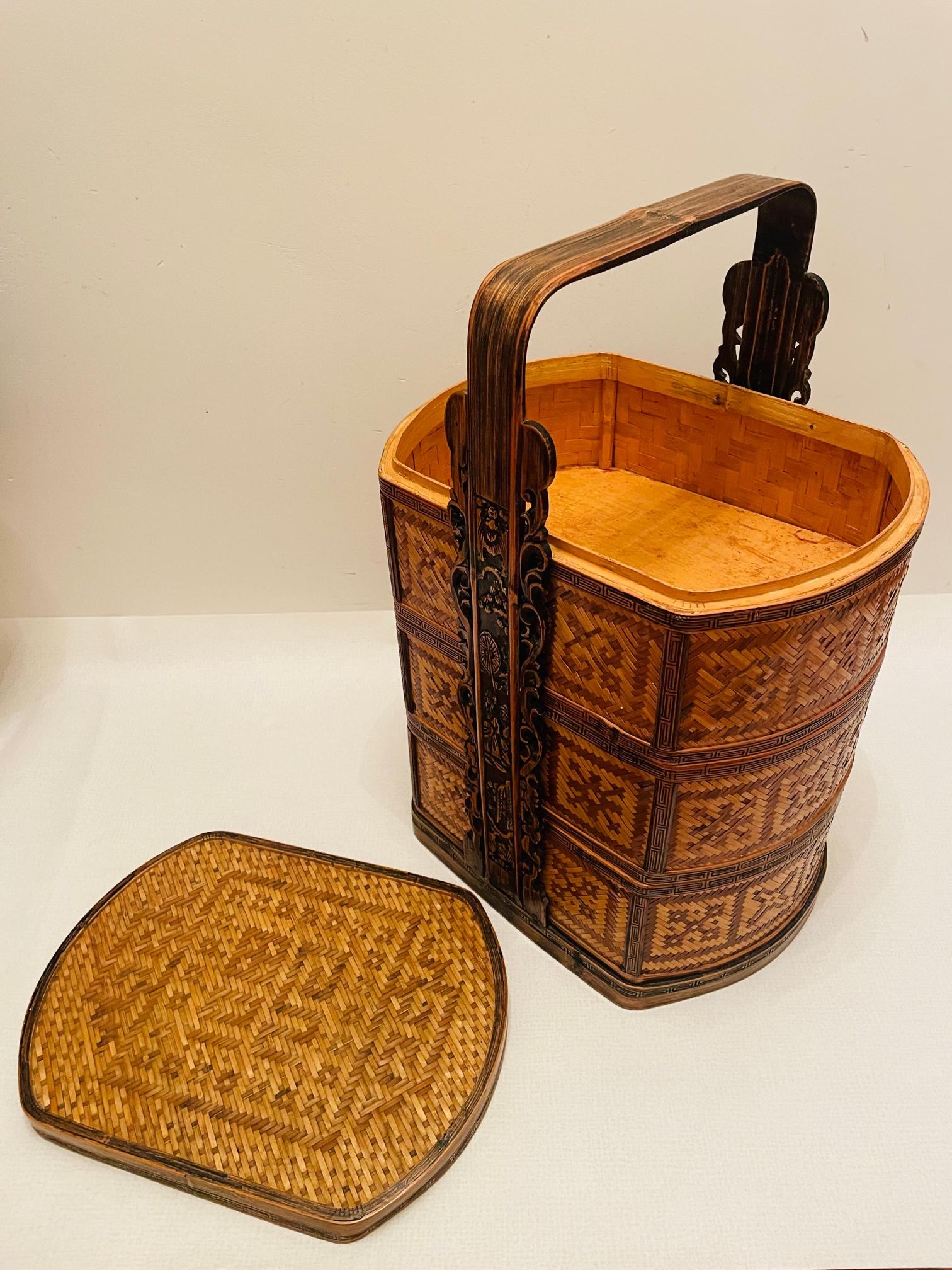 Vintage Chinese wedding basket. Rattan and Bamboo wedding basket. Woodcarving In Good Condition For Sale In ROTTERDAM, ZH