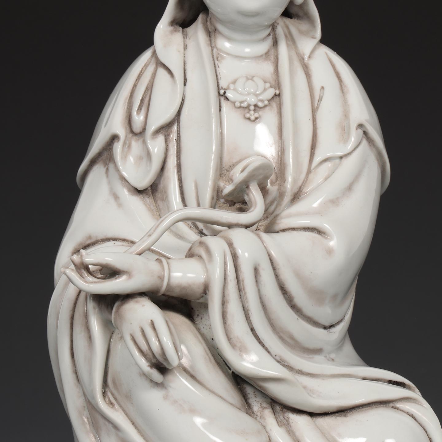 Statua vintage cinese in porcellana smaltata bianca con statua di Buddha Guan Yin seduto in vendita 5