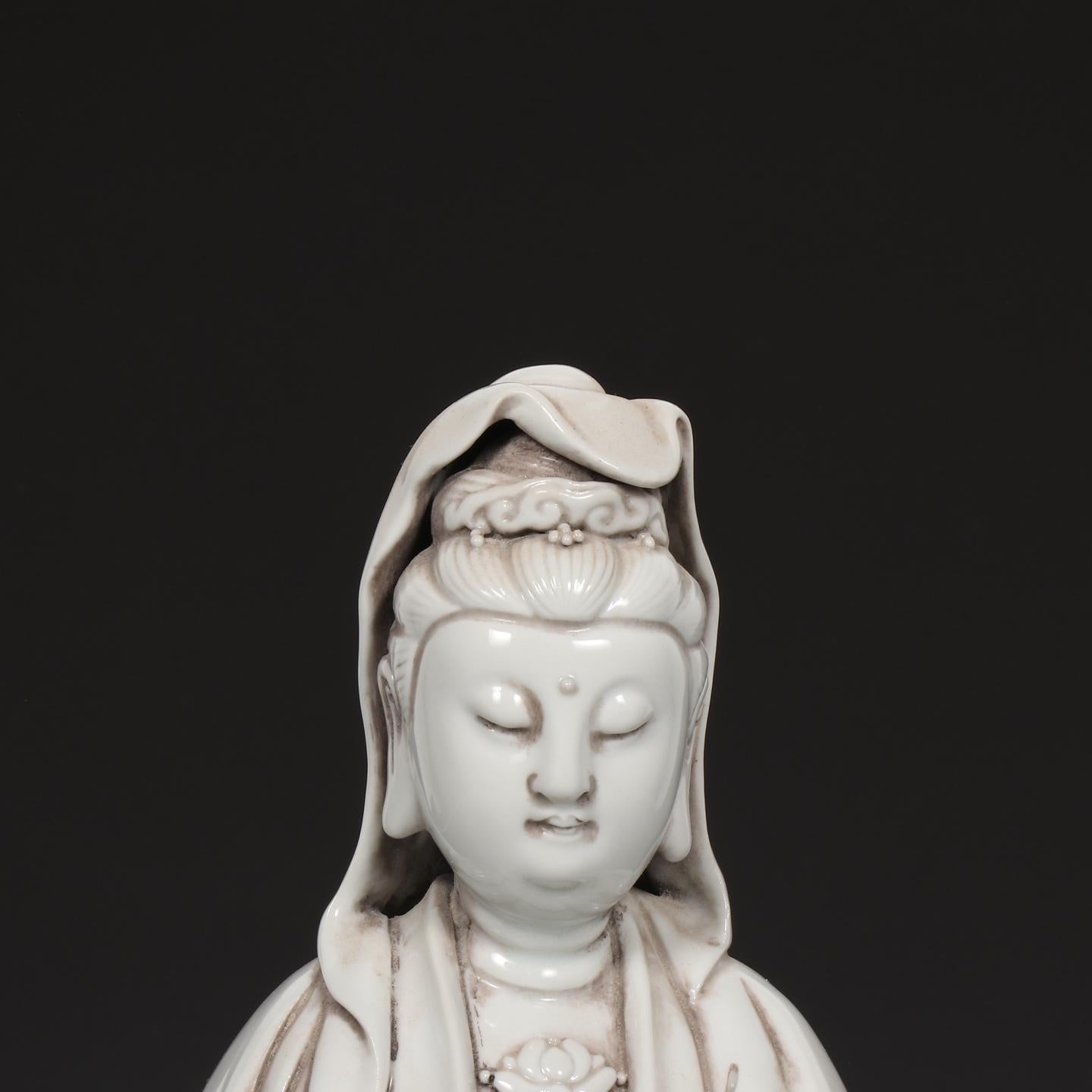 Statua di Buddha Guan Yin seduto in porcellana bianca cinese vintage - Simbolo di compassione e serenità

Porta serenità ed eleganza senza tempo nel tuo spazio con questa statua vintage cinese in porcellana smaltata bianca di Guan Yin (Guanyin), il