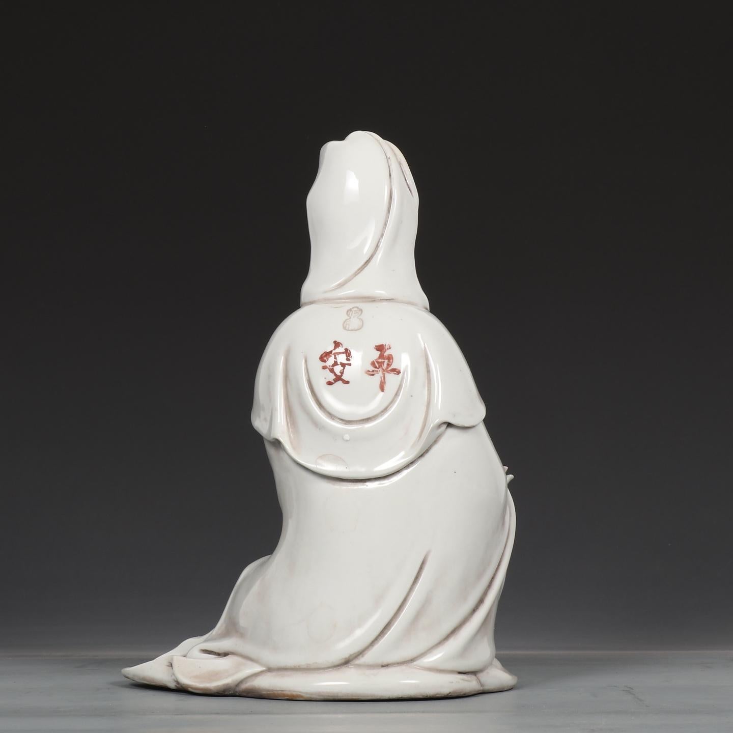 Statua vintage cinese in porcellana smaltata bianca con statua di Buddha Guan Yin seduto In condizioni discrete in vendita a 景德镇市, CN