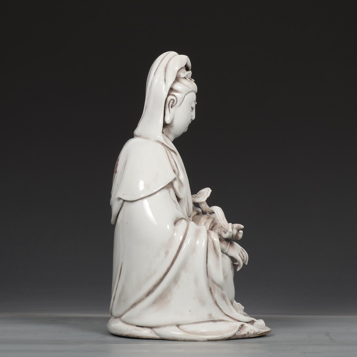 Porcellana Statua vintage cinese in porcellana smaltata bianca con statua di Buddha Guan Yin seduto in vendita