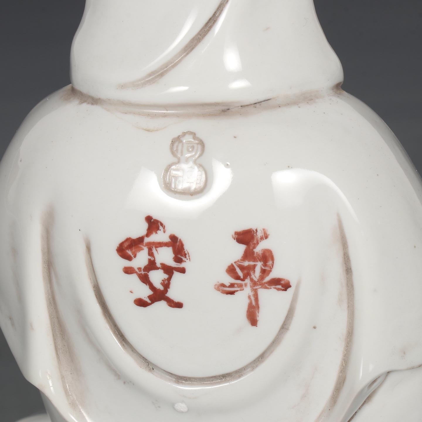 Statua vintage cinese in porcellana smaltata bianca con statua di Buddha Guan Yin seduto in vendita 1