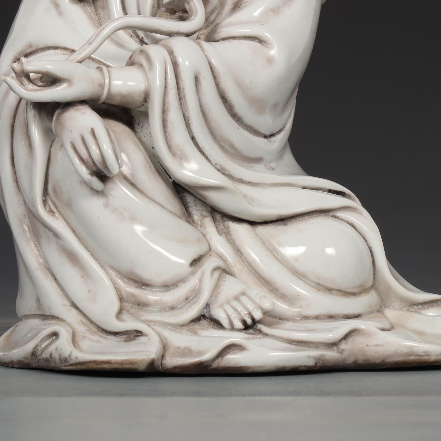 Statua vintage cinese in porcellana smaltata bianca con statua di Buddha Guan Yin seduto in vendita 2