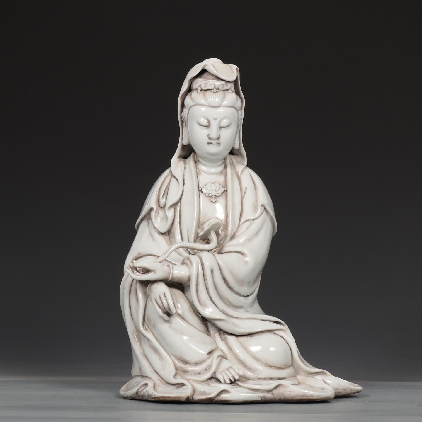 Statua vintage cinese in porcellana smaltata bianca con statua di Buddha Guan Yin seduto in vendita 3
