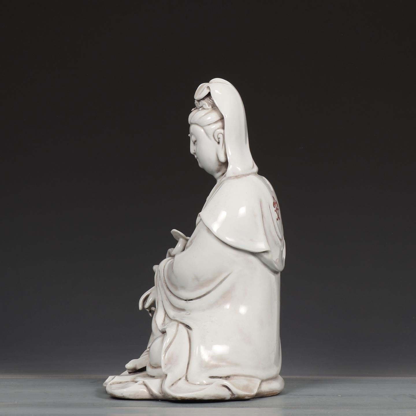 Statua vintage cinese in porcellana smaltata bianca con statua di Buddha Guan Yin seduto in vendita 4