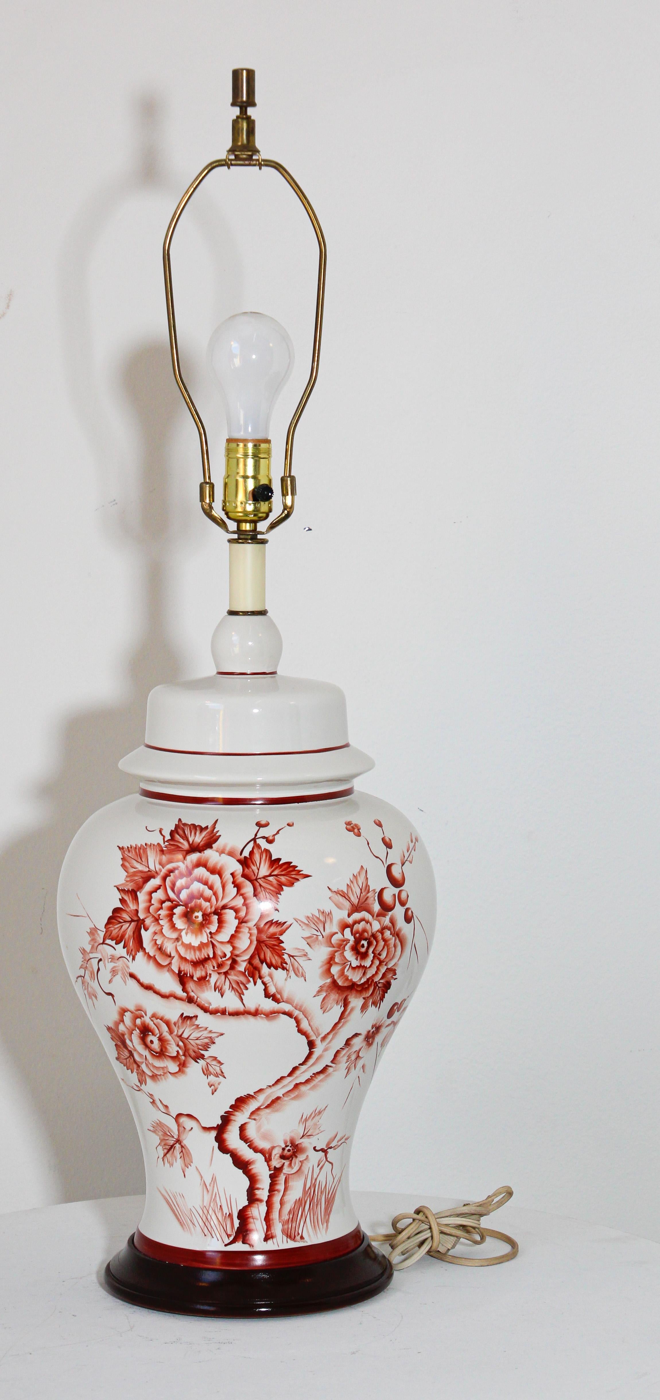 Chinois Lampe de bureau vintage en forme de jarre en porcelaine blanche chinoise en vente