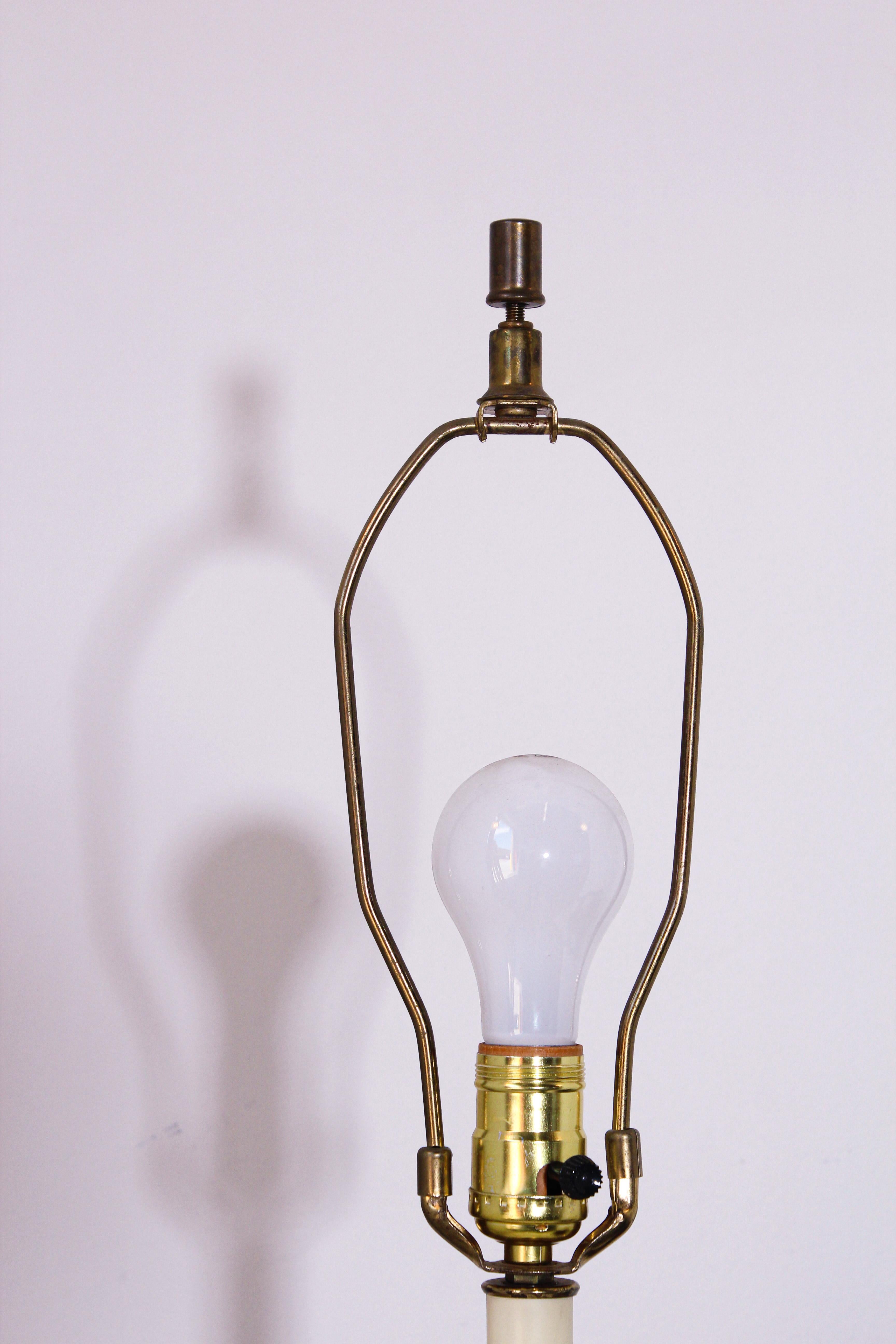 20ième siècle Lampe de bureau vintage en forme de jarre en porcelaine blanche chinoise en vente