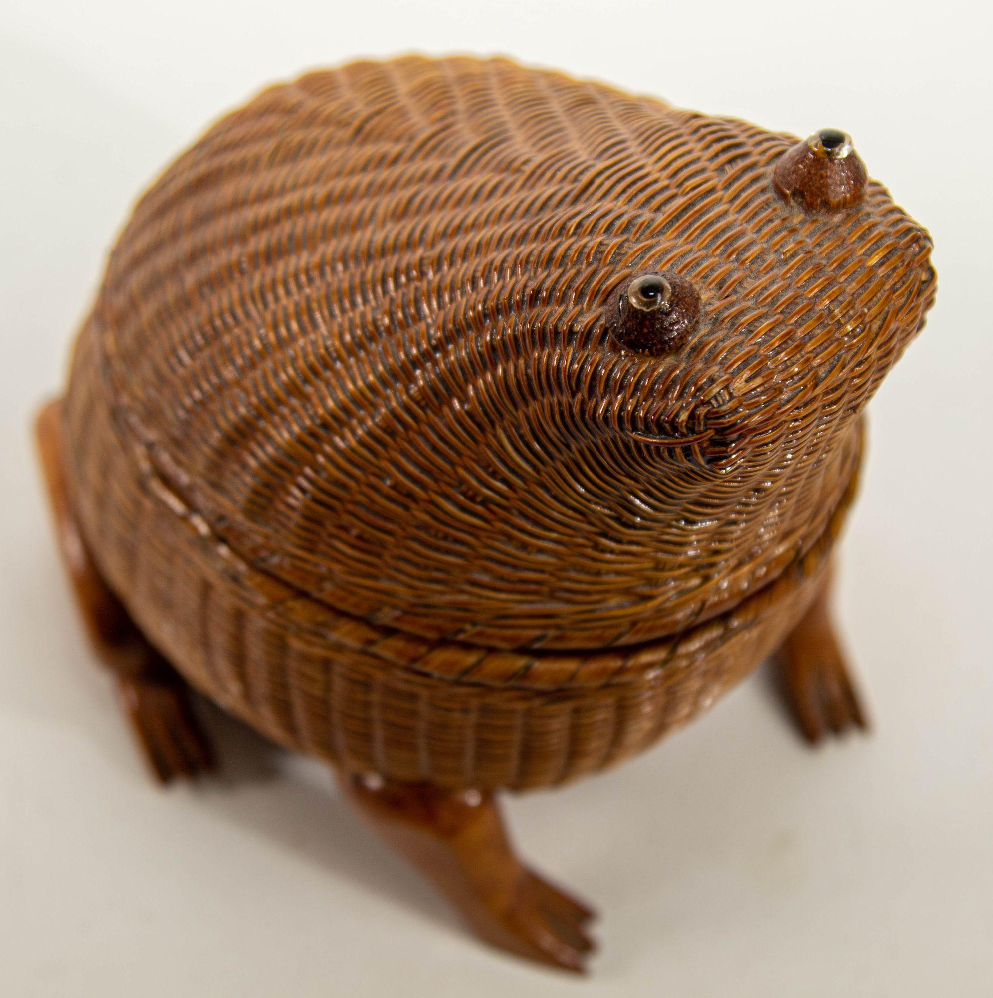 Vintage Chinese Wicker Rattan Frog Shape Lidded Trinket Box 9