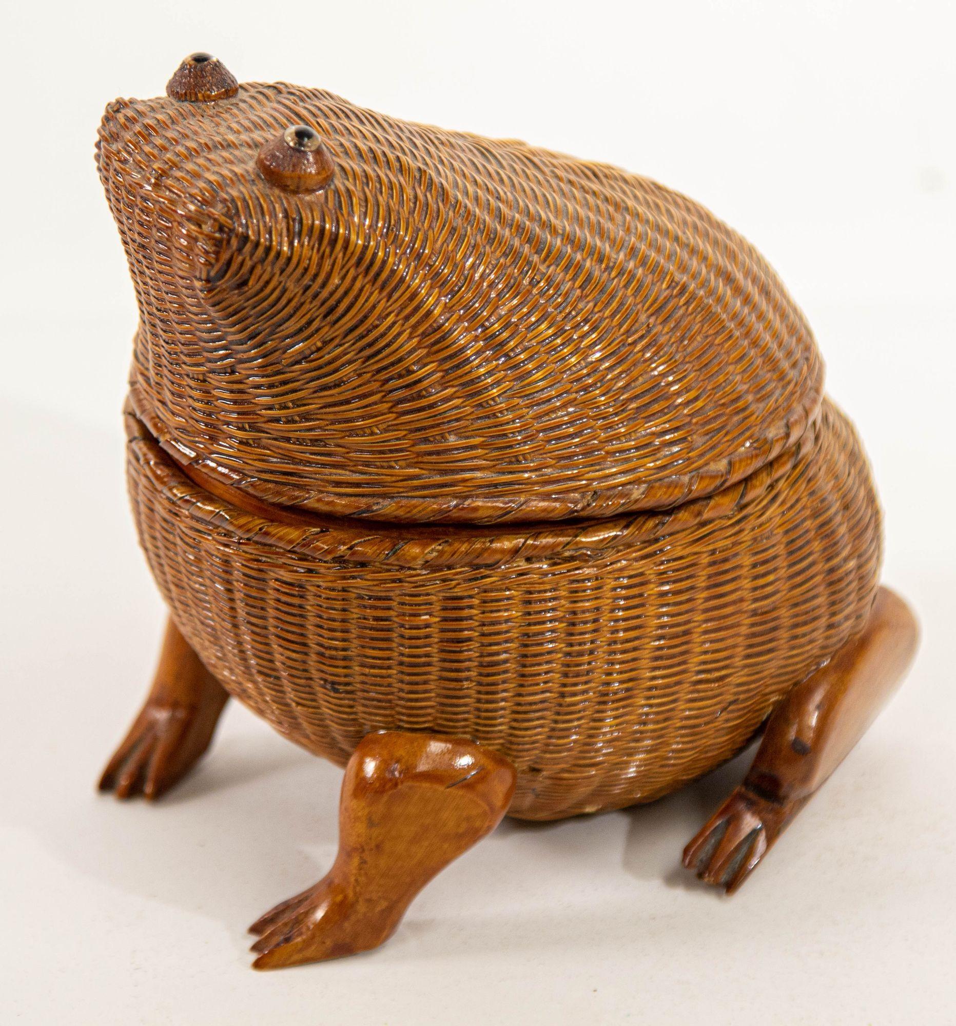 Vintage Chinese Wicker Rattan Frog Shape Lidded Trinket Box 10