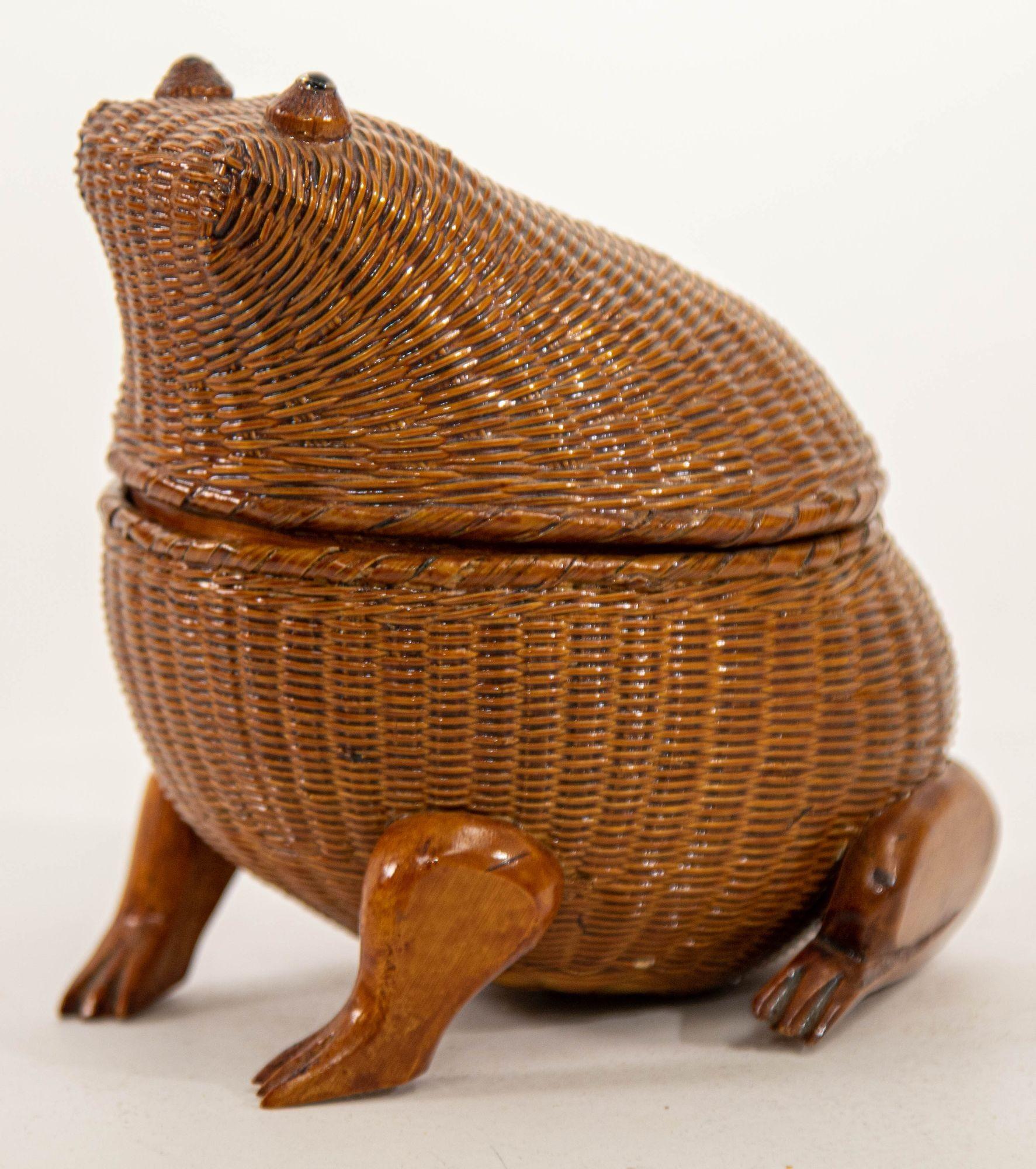 Vintage Chinese wicker rattan frog shaped lidded trinket box.
midcentury woven rattan whimsical toad, Collectible woven wicker or rattan frog toad lidded basket.
A sweet, funny vintage woven basket for the frog lover.
This small frog basket has a