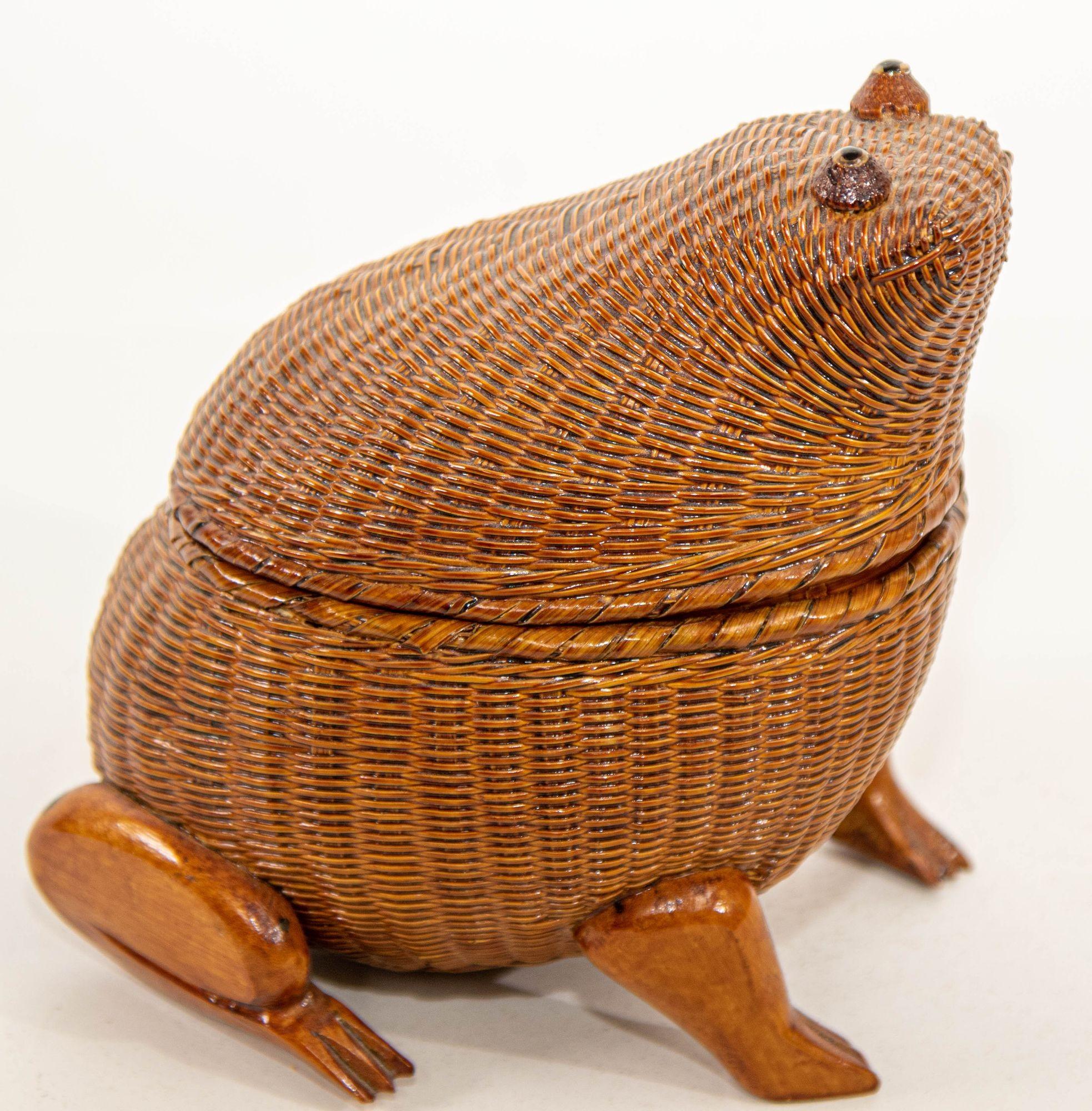 Chinese Export Vintage Chinese Wicker Rattan Frog Shape Lidded Trinket Box