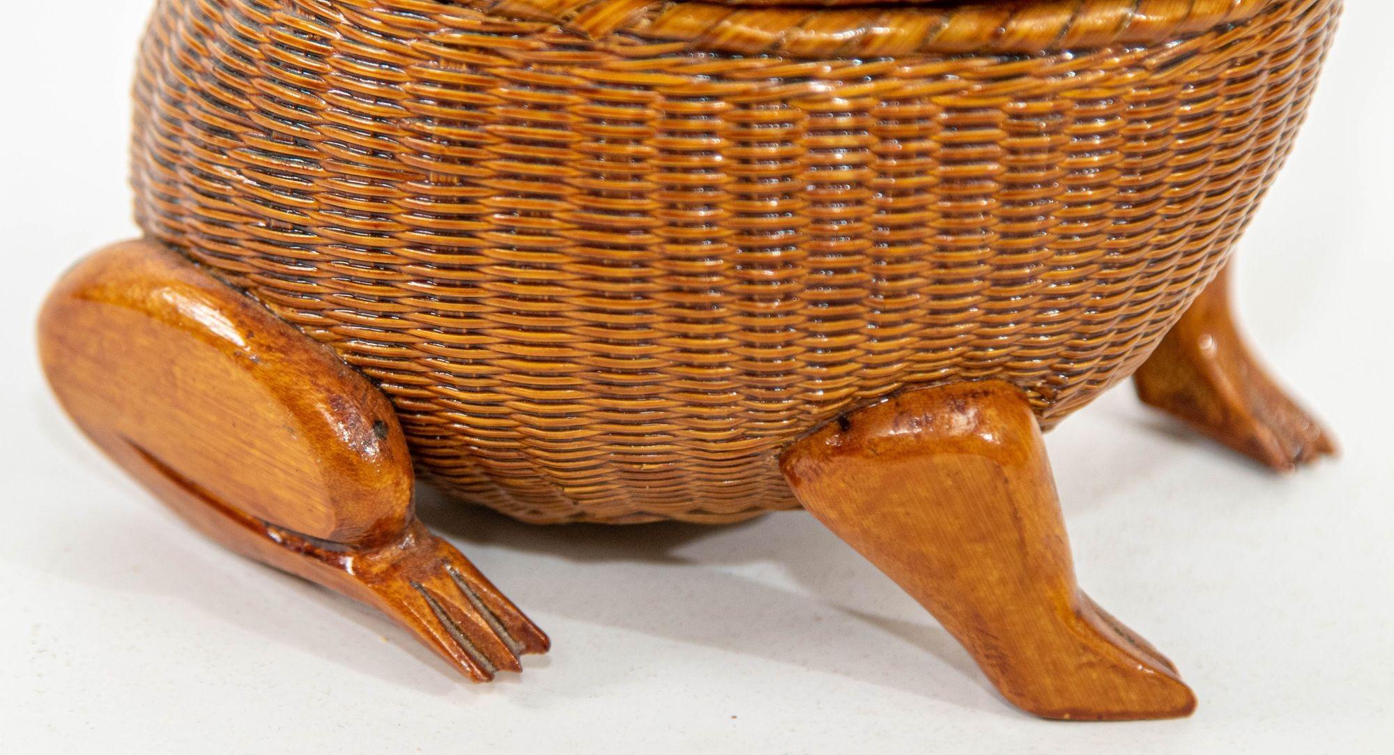 Vintage Chinese Wicker Rattan Frog Shape Lidded Trinket Box In Good Condition In North Hollywood, CA