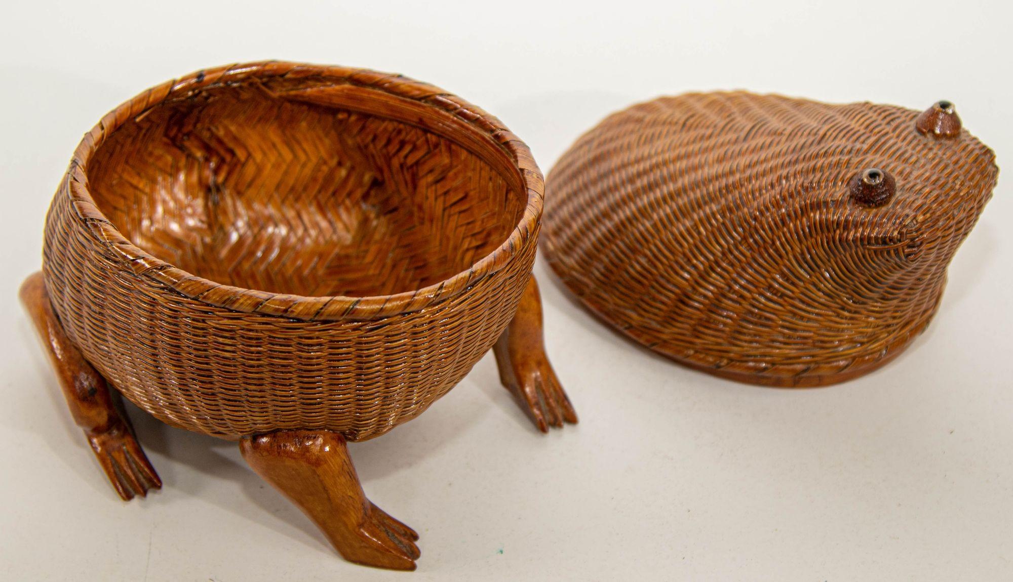 20th Century Vintage Chinese Wicker Rattan Frog Shape Lidded Trinket Box
