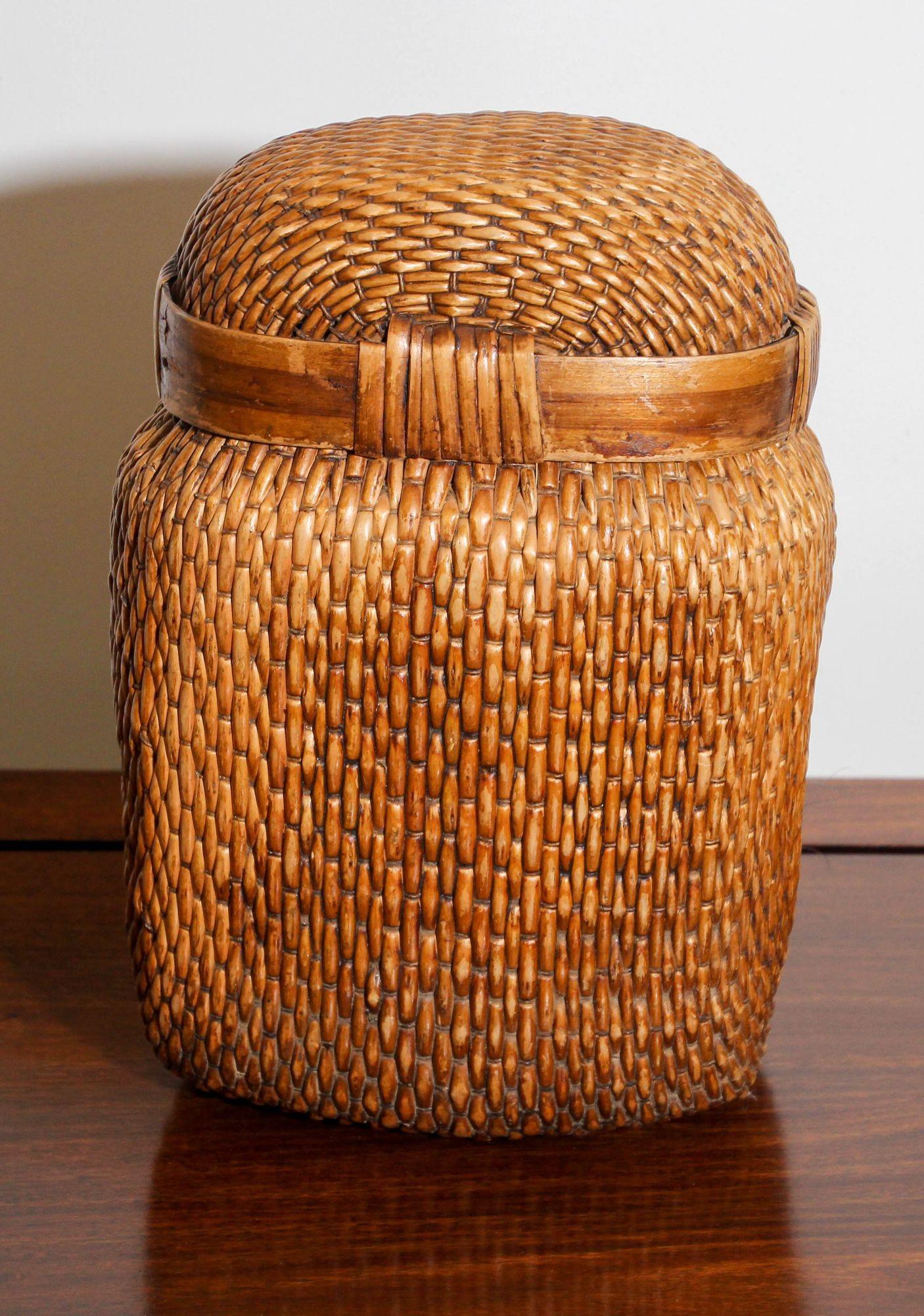 Panier à poisson ou à grains vintage chinois en saule tressé.
Panier de pêcheur chinois vintage tressé à la main en bois de saule naturel avec couvercle amovible.
Ce panier de pêcheur en roseau tressé était utilisé dans la Chine rurale comme article