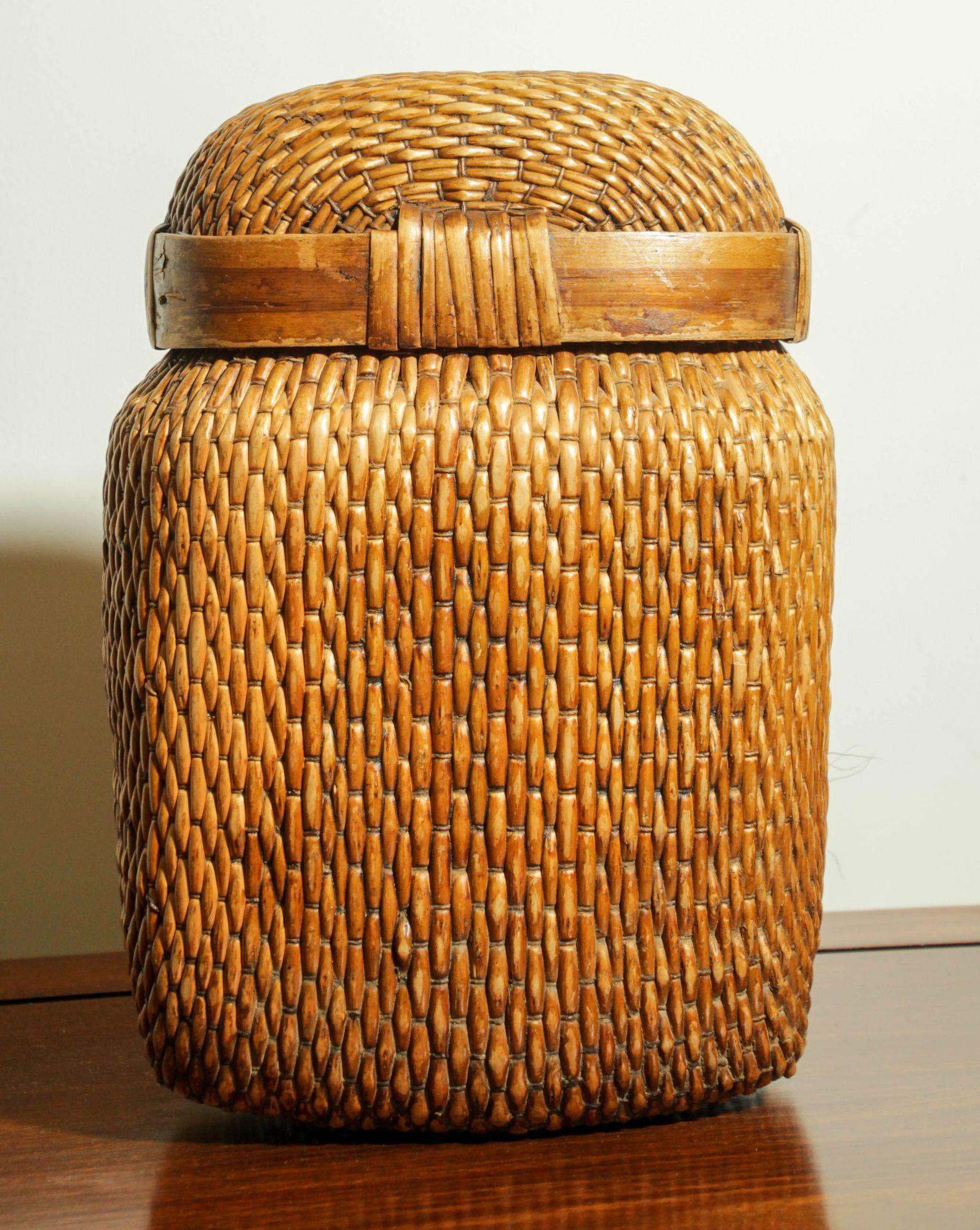 Chinois Panier pêcheur chinois vintage tissé en saule, récipient de rangement asiatique en vente