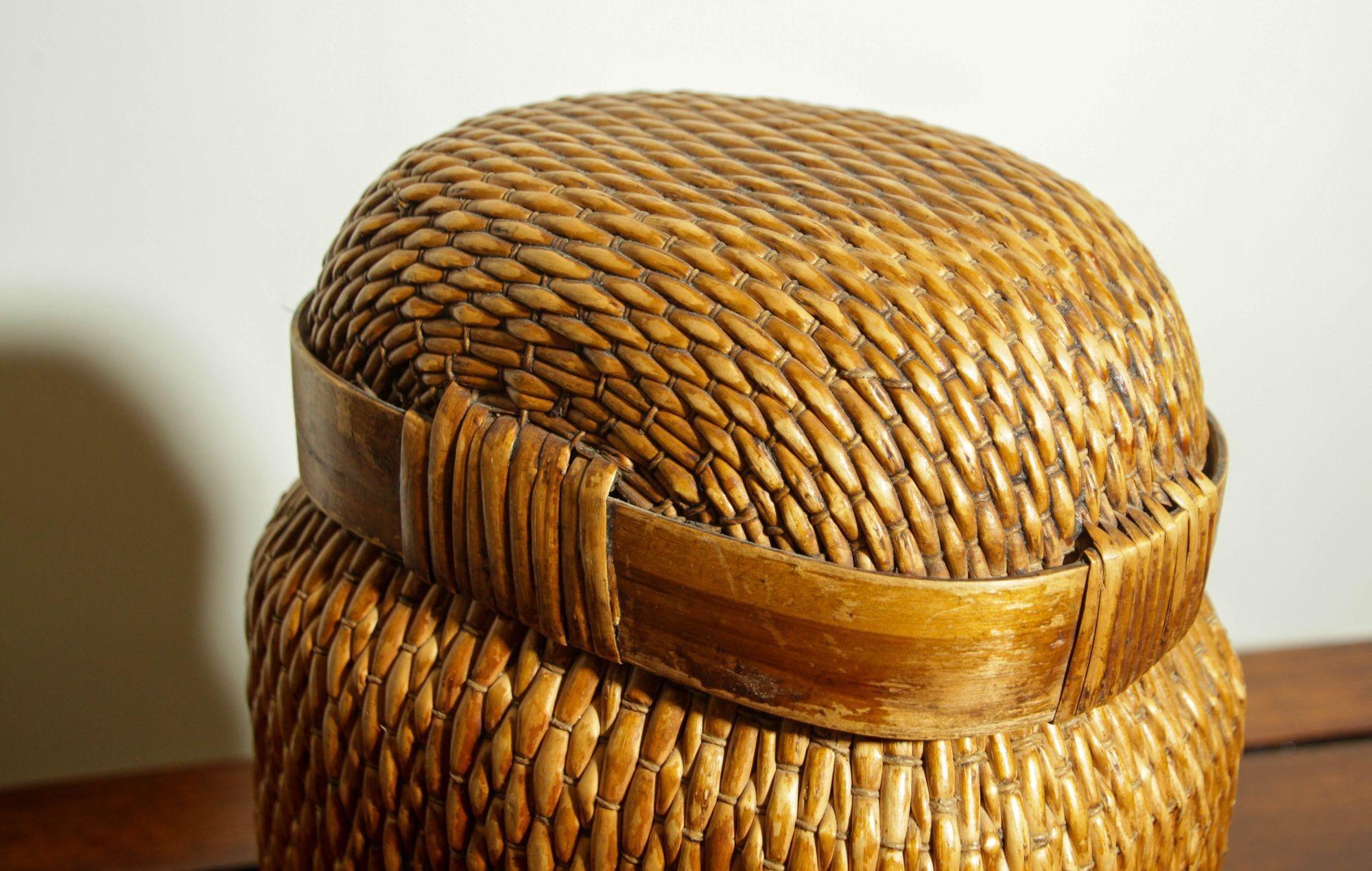 20ième siècle Panier pêcheur chinois vintage tissé en saule, récipient de rangement asiatique en vente