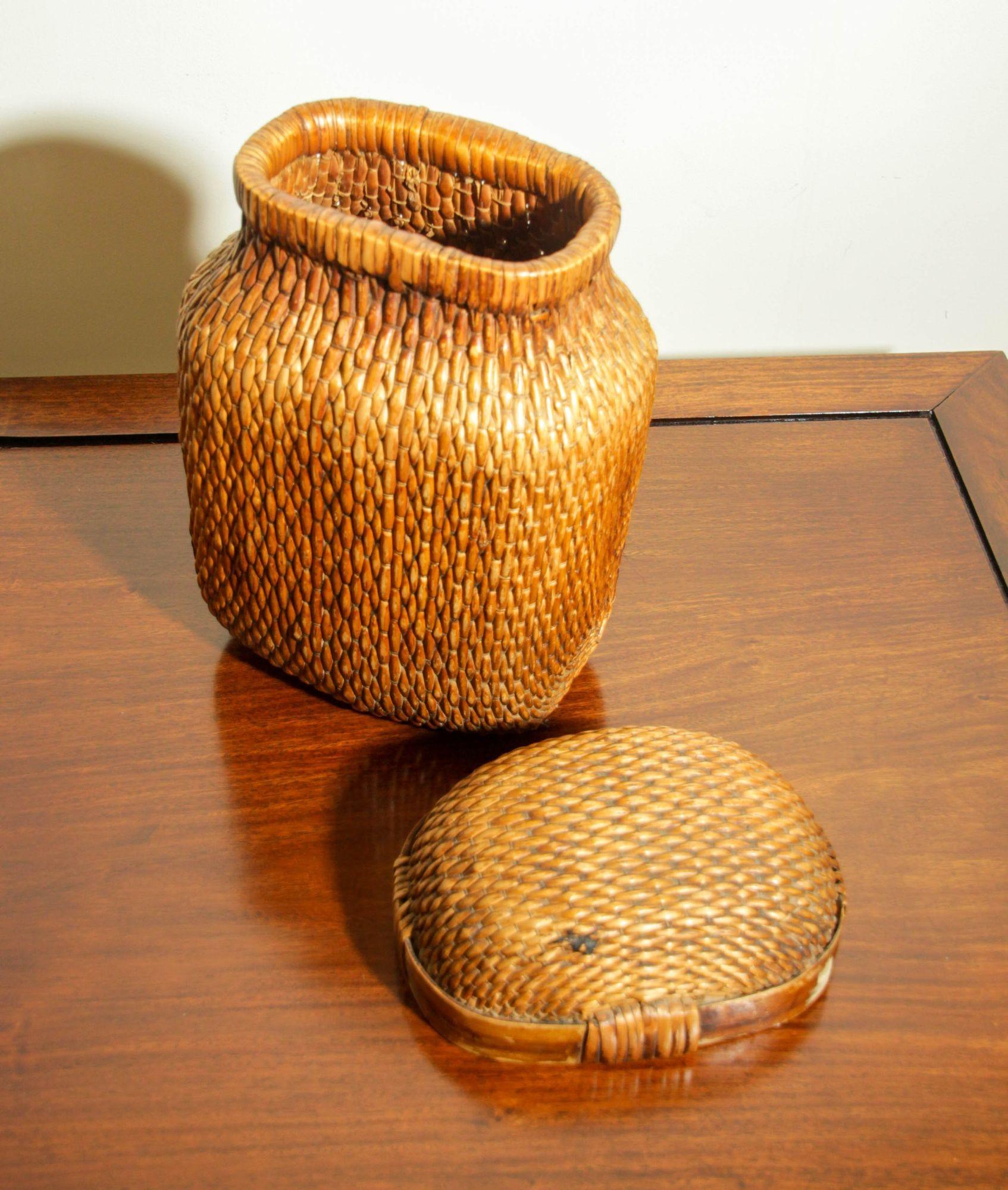 Rotin Panier pêcheur chinois vintage tissé en saule, récipient de rangement asiatique en vente