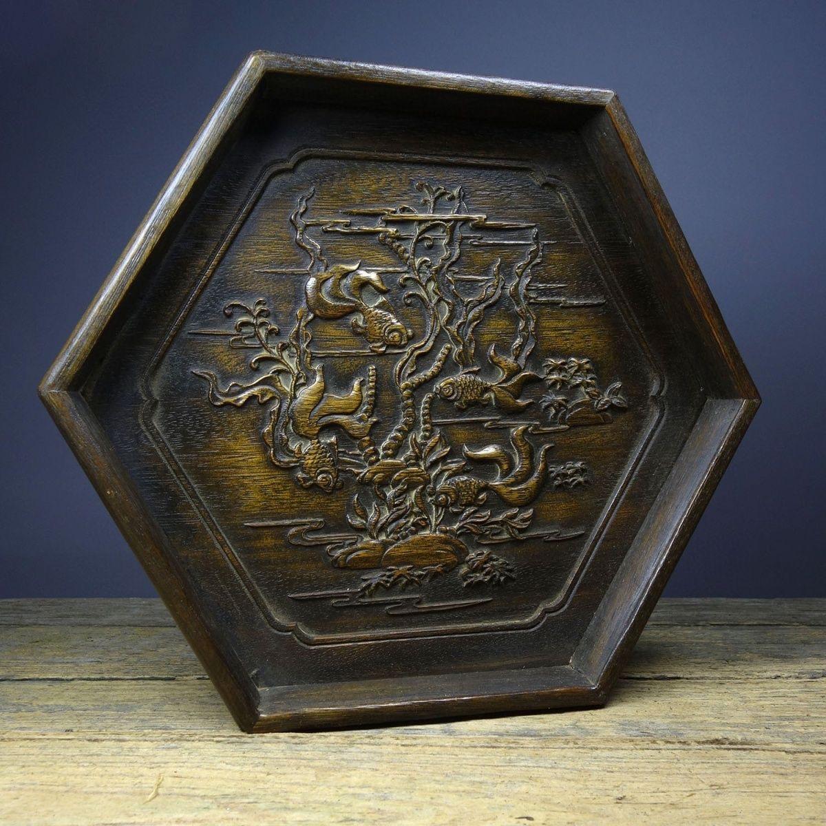 Vintage Chinese Wood Carving Auspicious Goldfische Sechseckige Platte (20. Jahrhundert) im Angebot