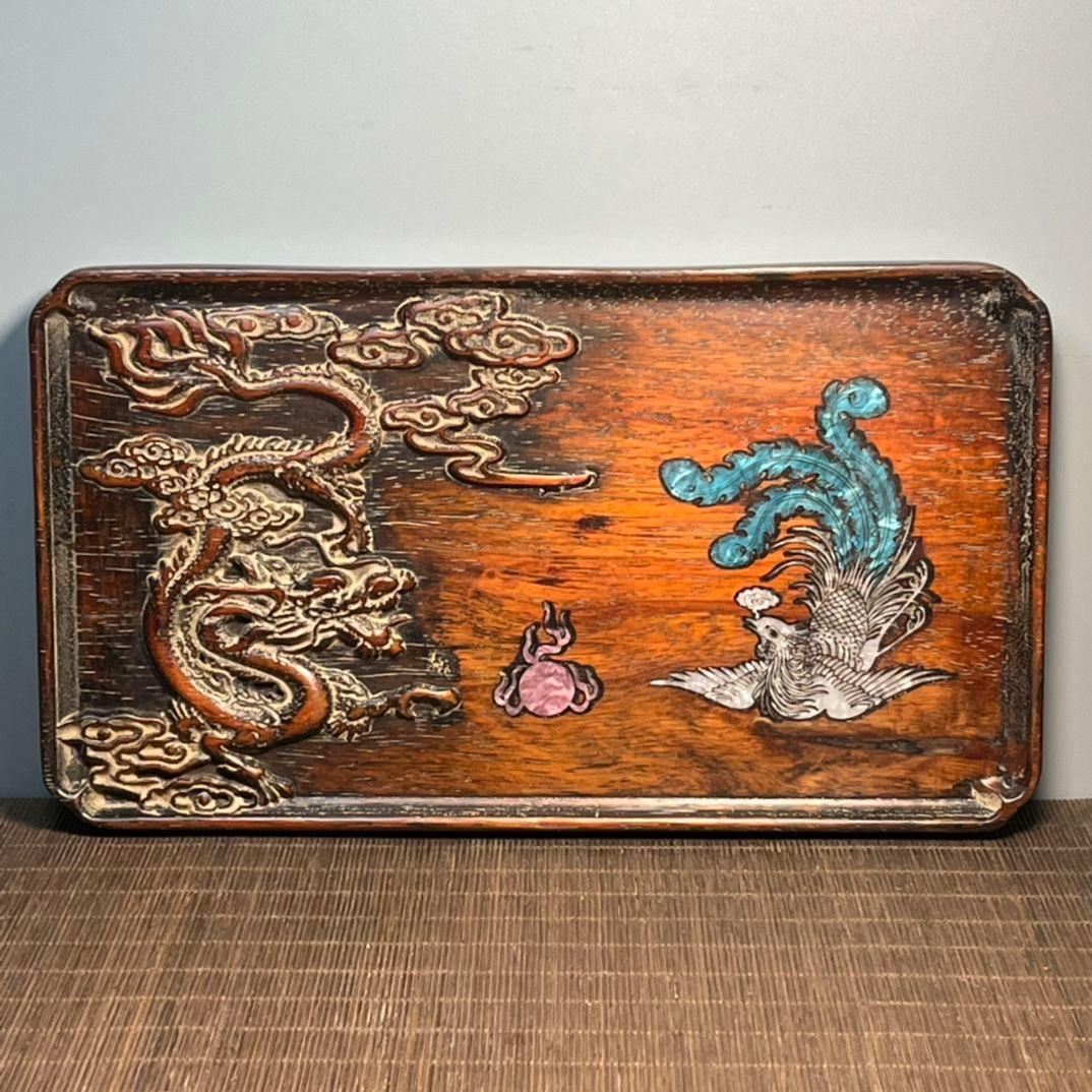 Vintage Chinesisch Holzschnitzerei Drache quadratische Platte mit Muschel Inlay Phönix - Ornate antiken dekorativen Plaque

Entdecken Sie die Eleganz und Handwerkskunst dieses quadratischen Drachentellers mit Holzschnitzerei im Vintage-Stil und