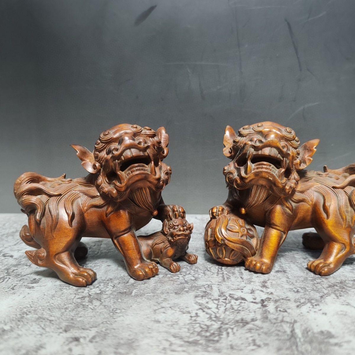 Vintage Chinesisch Holzschnitzerei Löwen Skulpturen - Guardian Fu Lion Paar im traditionellen Stil

Dieses Paar chinesischer holzgeschnitzter Löwen-Skulpturen im Vintage-Stil zeigt die ikonischen Fu-Löwen (auch bekannt als Foo-Hunde oder kaiserliche