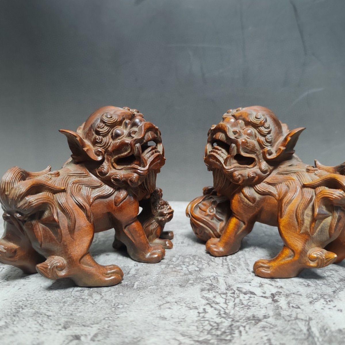 Vintage Chinesisch Holzschnitzerei Löwen Skulpturen Paar (20. Jahrhundert) im Angebot