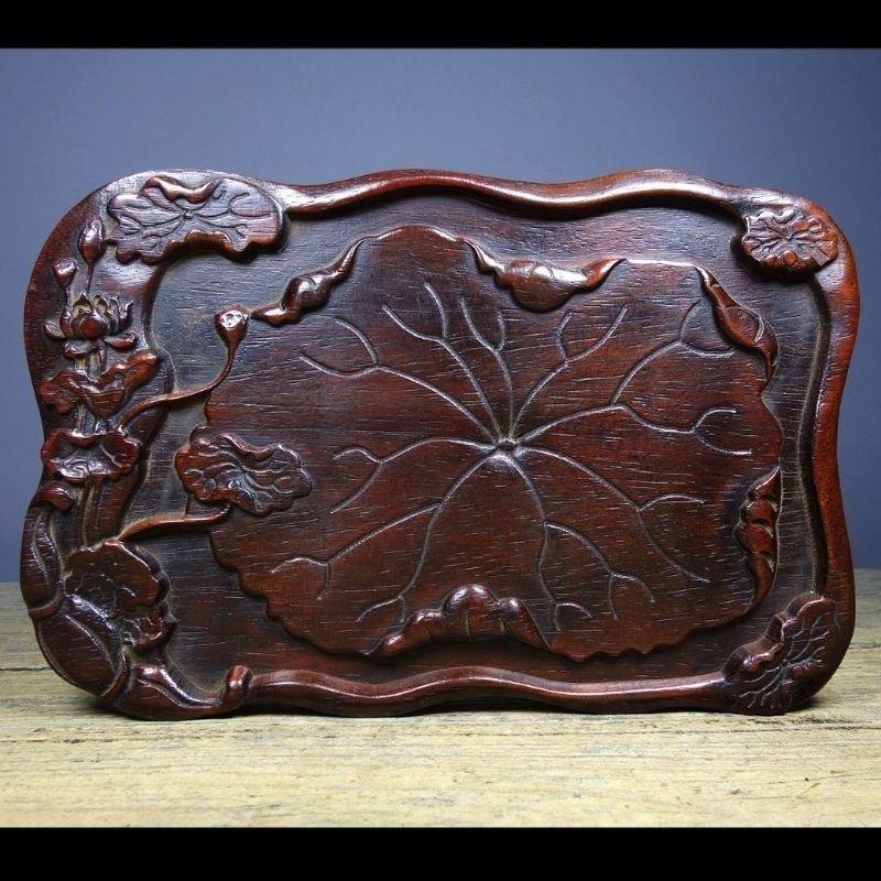 Vintage Chinesisch Holzschnitzerei Lotusblumen quadratische Platte - Traditionelle handgefertigte dekorative Platte

Dieser quadratische Teller mit chinesischer Holzschnitzerei im Vintage-Stil zeigt ein elegantes und symbolträchtiges Design von