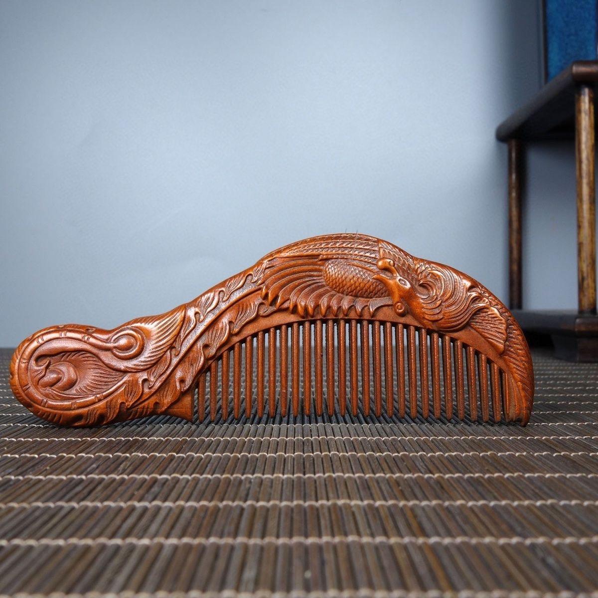 Vintage Chinese Wood Carving Phoenix Comb - Handcrafted Traditional Hair Accessoire

Dieser chinesische Phönixkamm im Vintage-Stil ist ein feines, handgefertigtes Stück aus massivem Holz und kunstvoll geschnitzt mit einem anmutigen Phönixmotiv, das