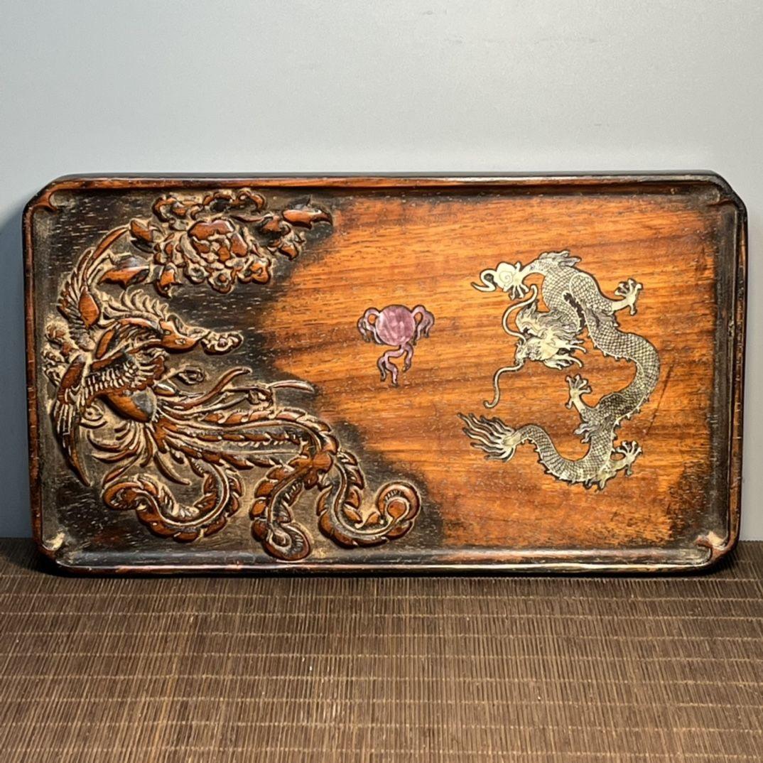 Vintage Chinesisch Holzschnitzerei Phönix quadratische Platte mit Muschel Inlay Drache - Handcrafted orientalische Wandkunst

Dieser quadratische Teller mit Holzschnitzerei im Vintage-Stil erinnert an die kraftvolle Symbolik der chinesischen