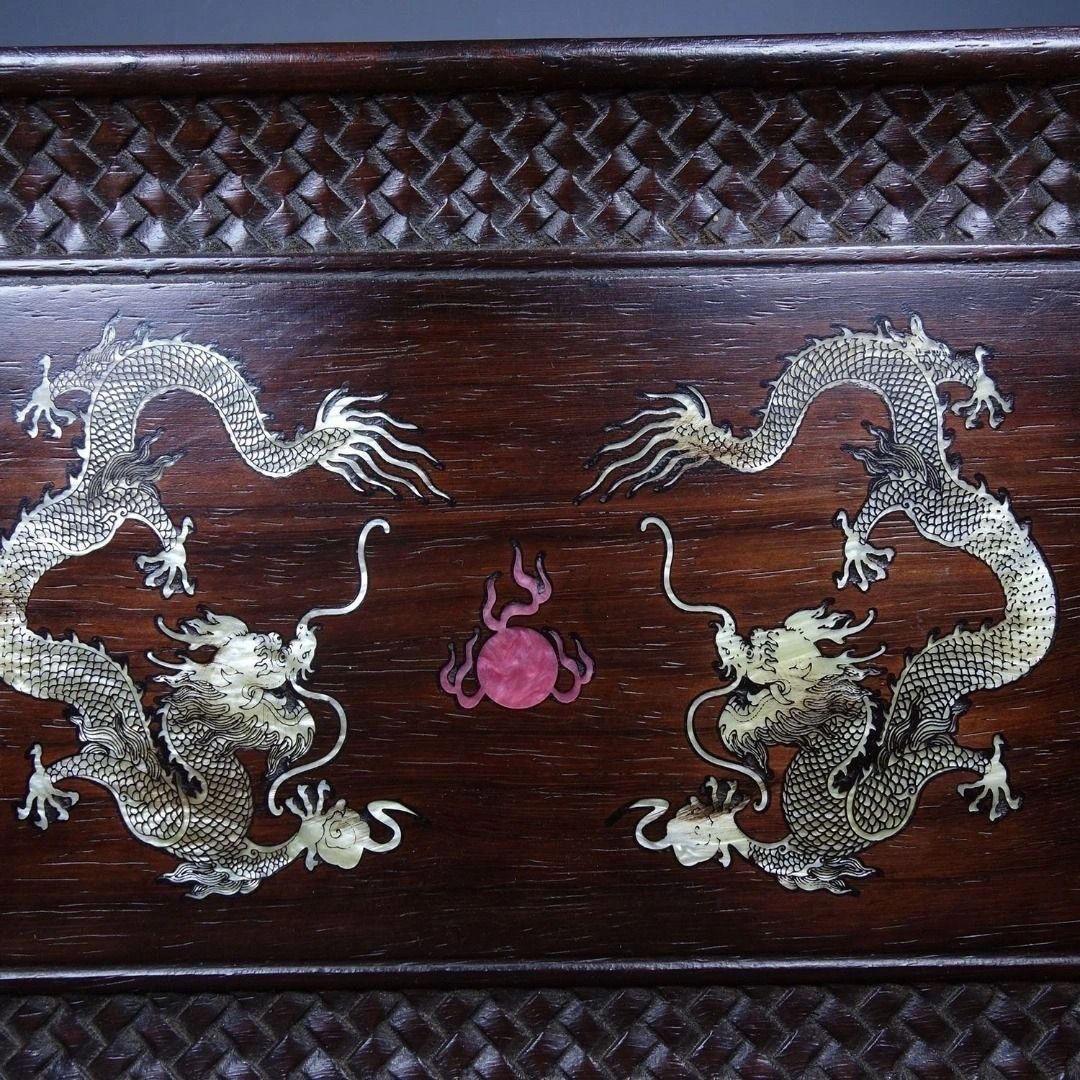Placa china vintage grabada en madera con decoraciones de dragones de doble concha en Bastante bueno estado para la venta en 景德镇市, CN
