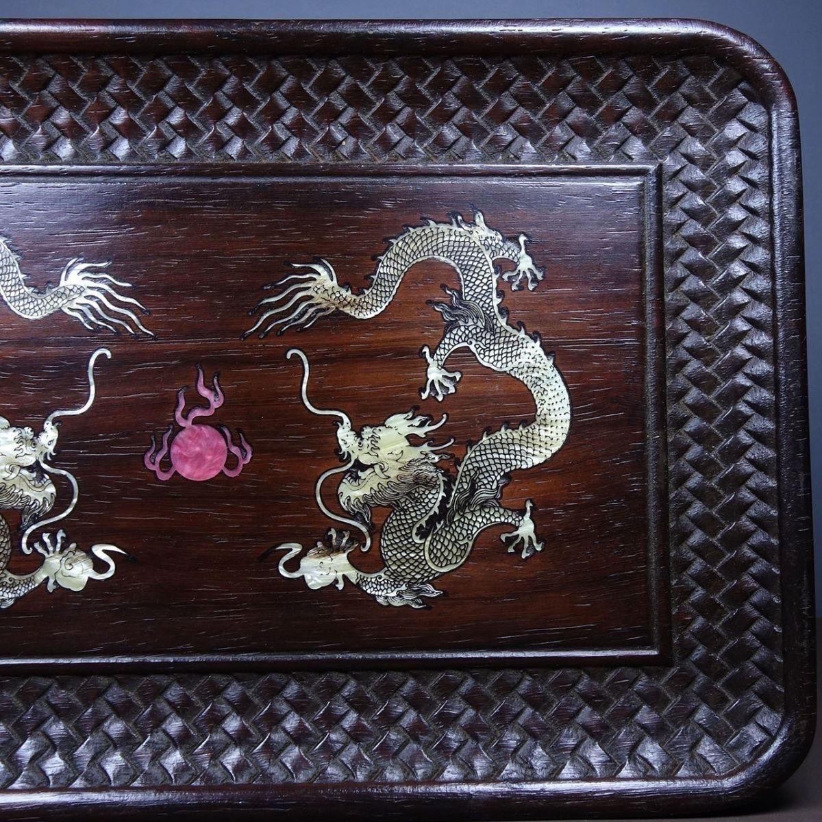 Placa china vintage grabada en madera con decoraciones de dragones de doble concha siglo XX en venta