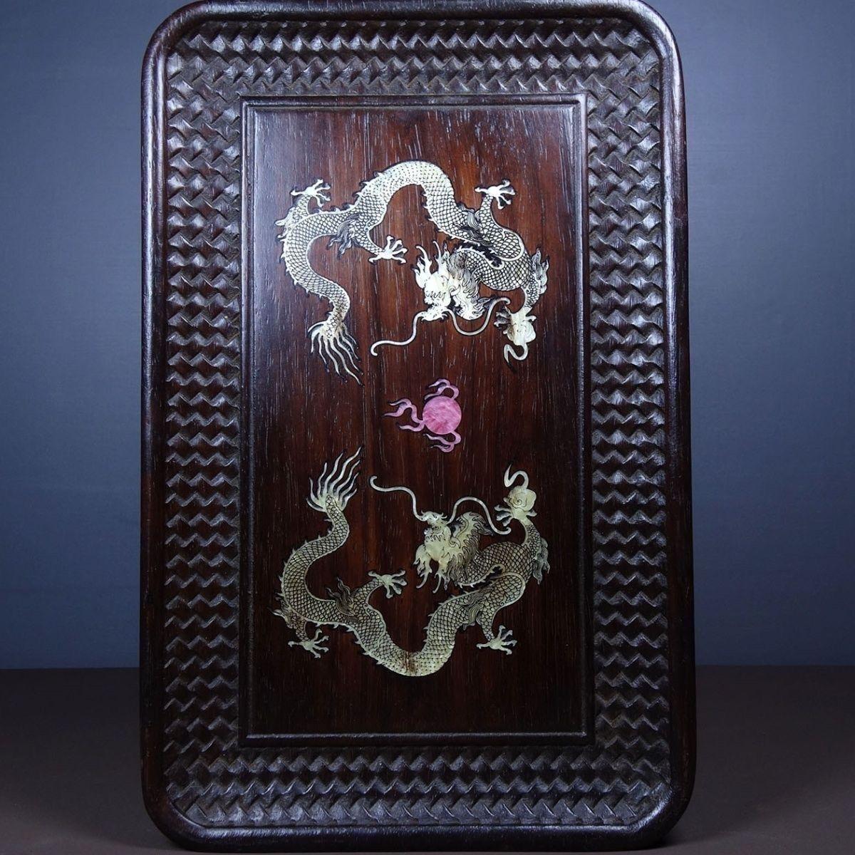 Placa china vintage grabada en madera con decoraciones de dragones de doble concha Madera en venta