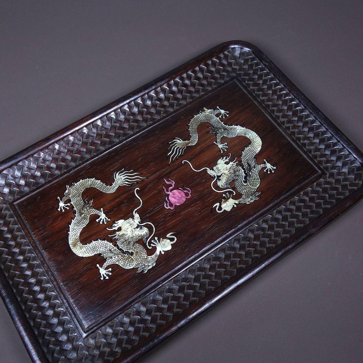 Placa china vintage grabada en madera con decoraciones de dragones de doble concha en venta 1