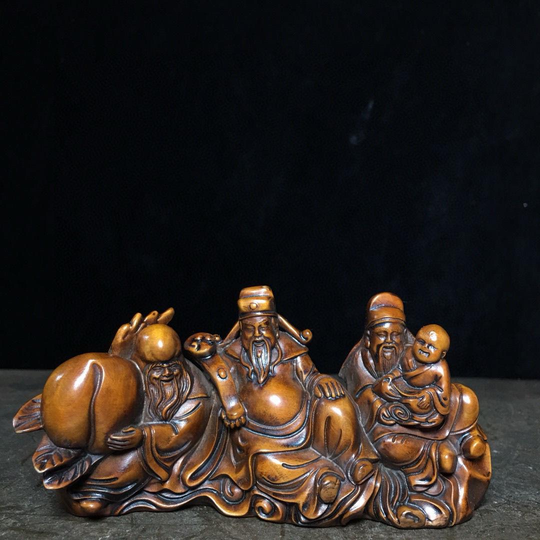 Celebra la esencia de la tradición y las bendiciones chinas con esta Escultura china vintage grabada en madera de los Tres Dioses Auspiciosos. Esta pieza exquisitamente tallada a mano representa a los tres dioses legendarios de la fortuna, la
